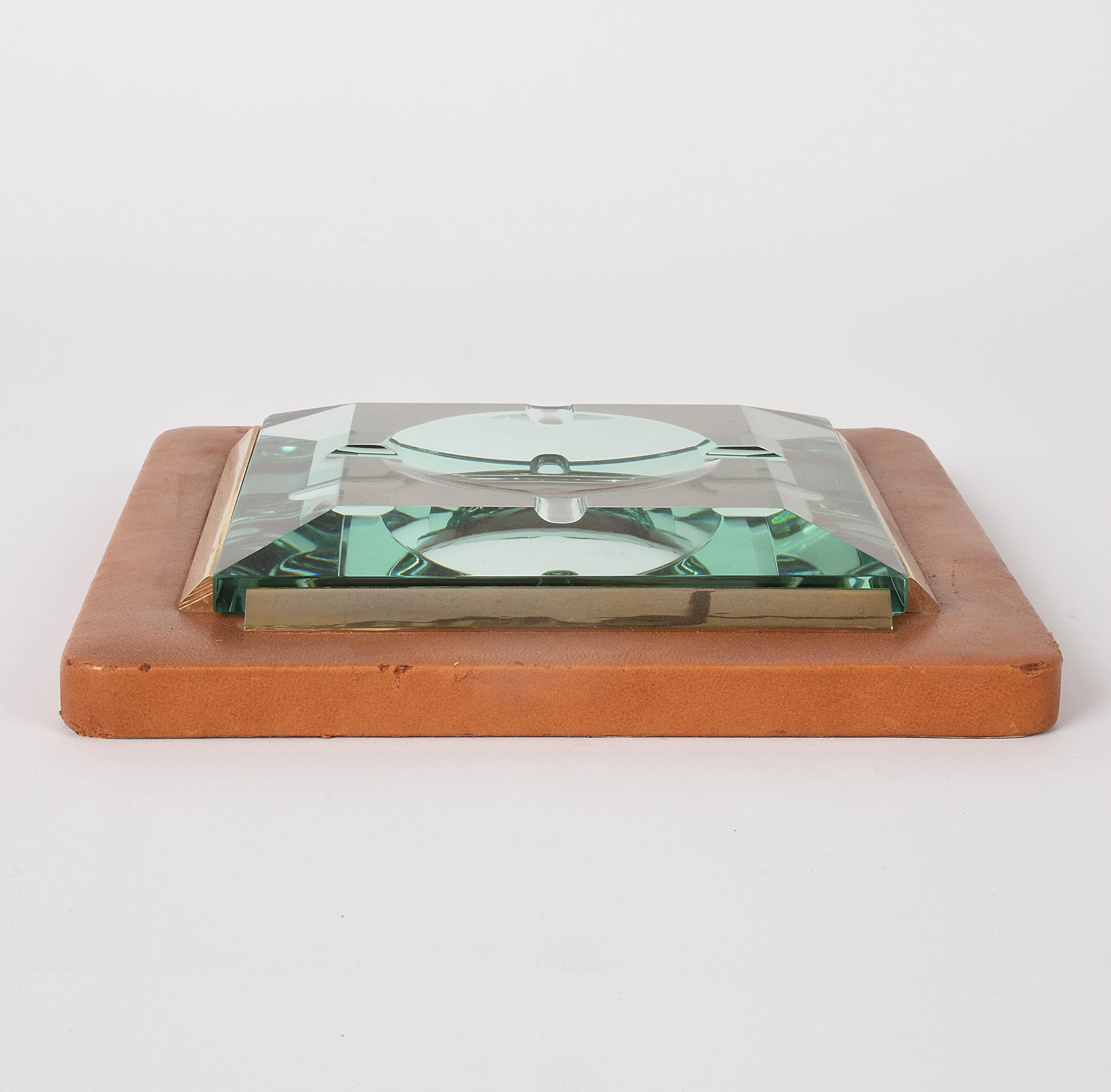 Fontana Arte Años 70, Cenicero de cuero, latón y cristal facetado, Italia Arte en vidrio Italiano en venta