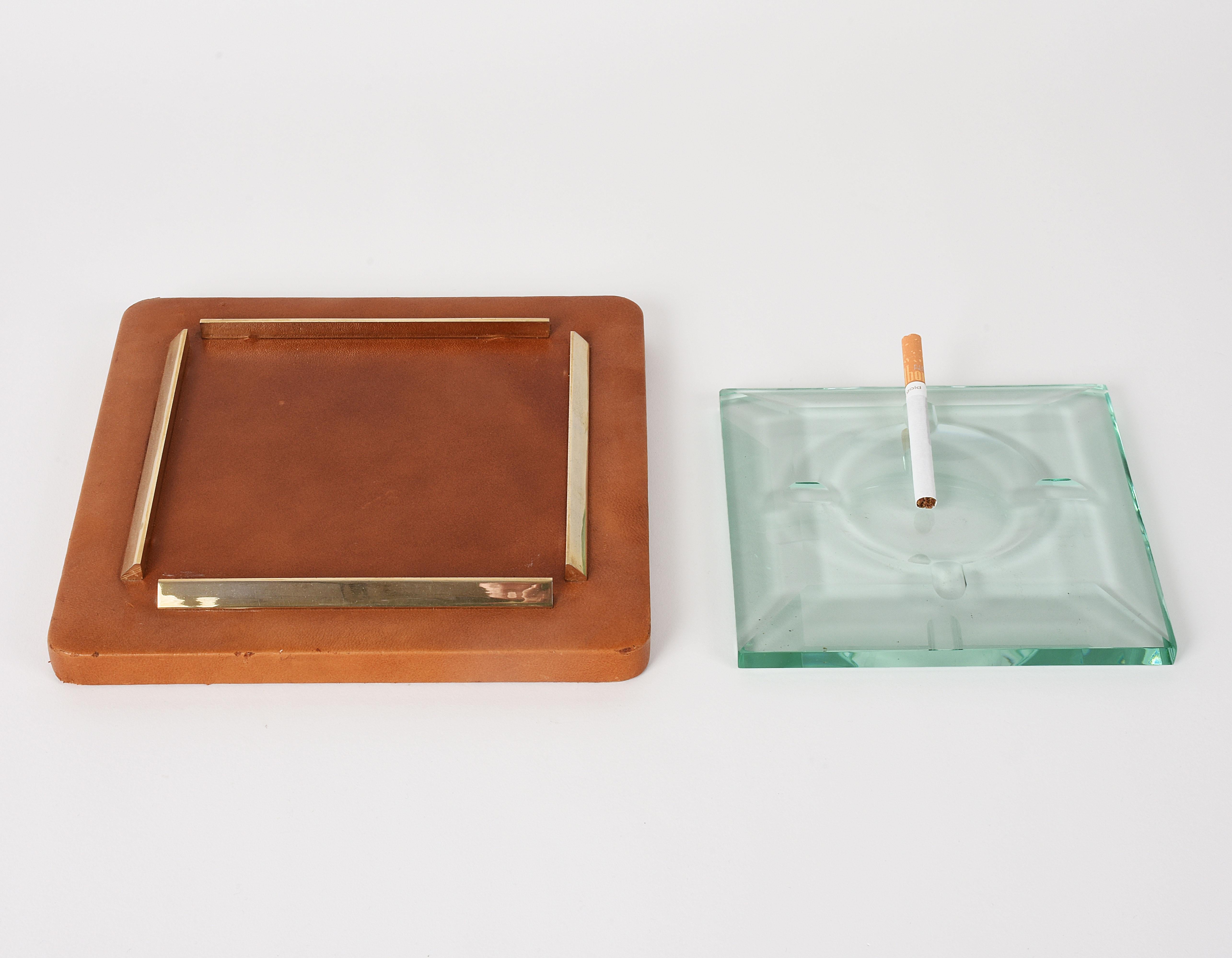 Fontana Arte Años 70, Cenicero de cuero, latón y cristal facetado, Italia Arte en vidrio siglo XX en venta