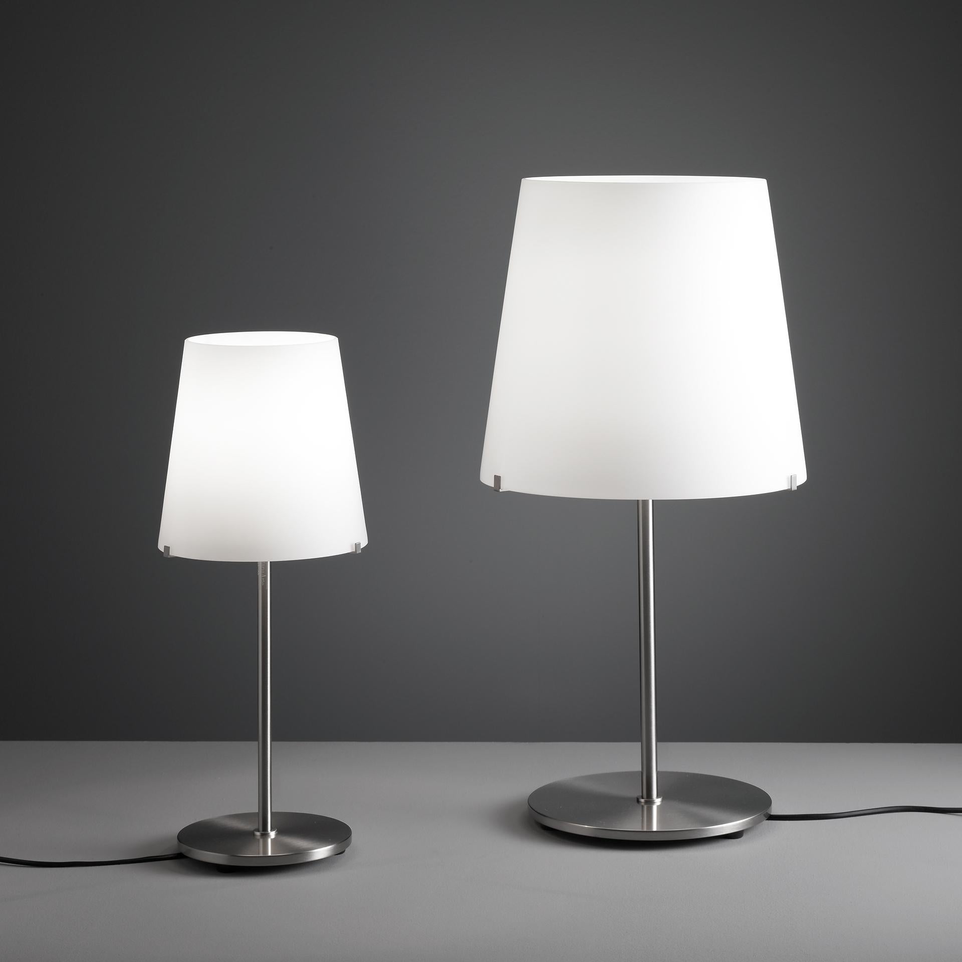 Family of floor and table lamps with diffuser in frosted white blown glass and structure in nickel-plated metal.

The diffuser is available in white frosted blown glass with a nickel-plated metal frame and black power cable and switch.
