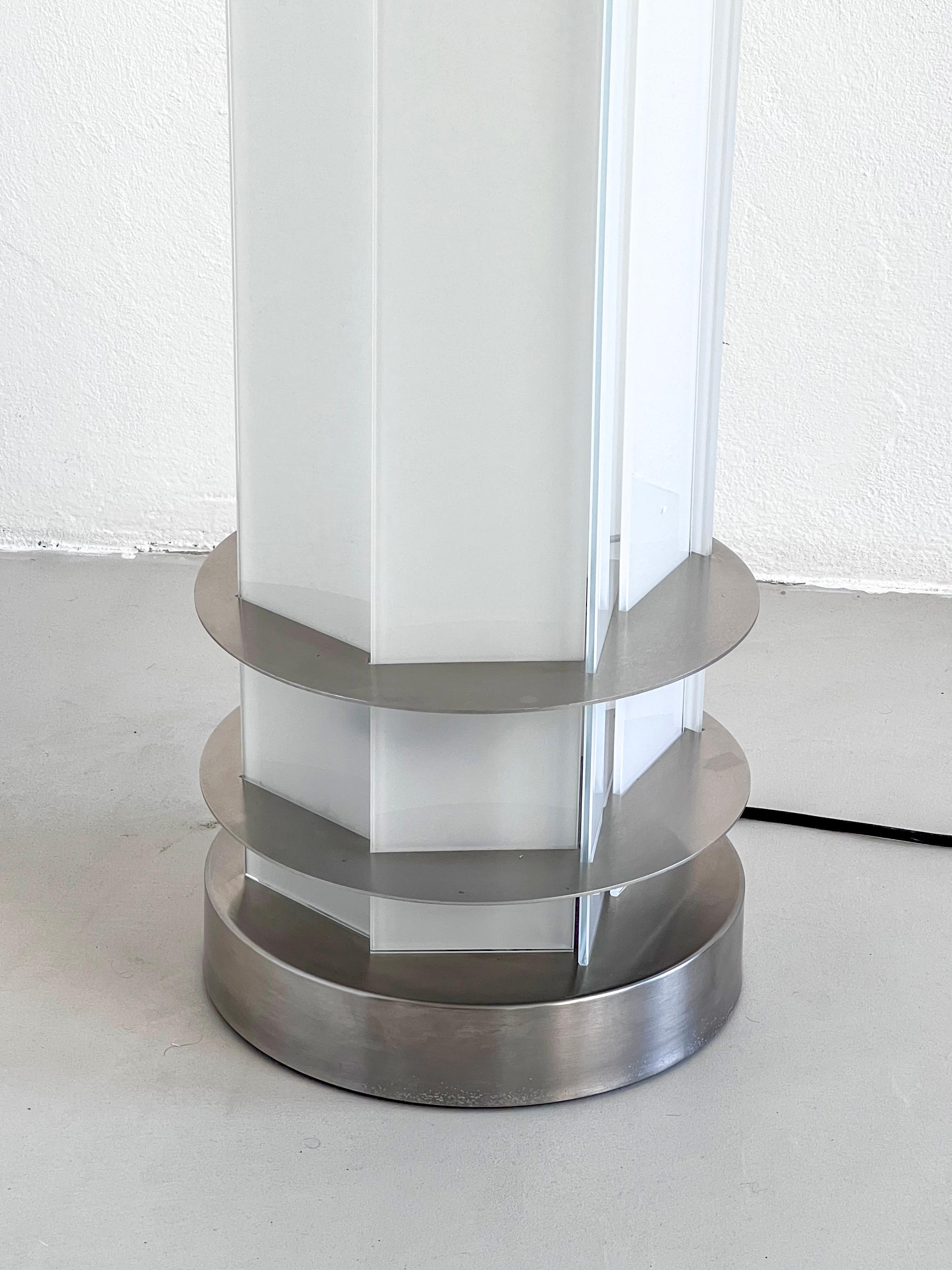 
Moderne und skulpturale italienische Stehlampe - Rare and Collectible lighting 

Die vorliegende Leuchte, die in den 2000er Jahren vom italienischen Designer Matteo Nunziati entworfen wurde, ist von den geraden, vertikalen Linien des Burj Khalifa