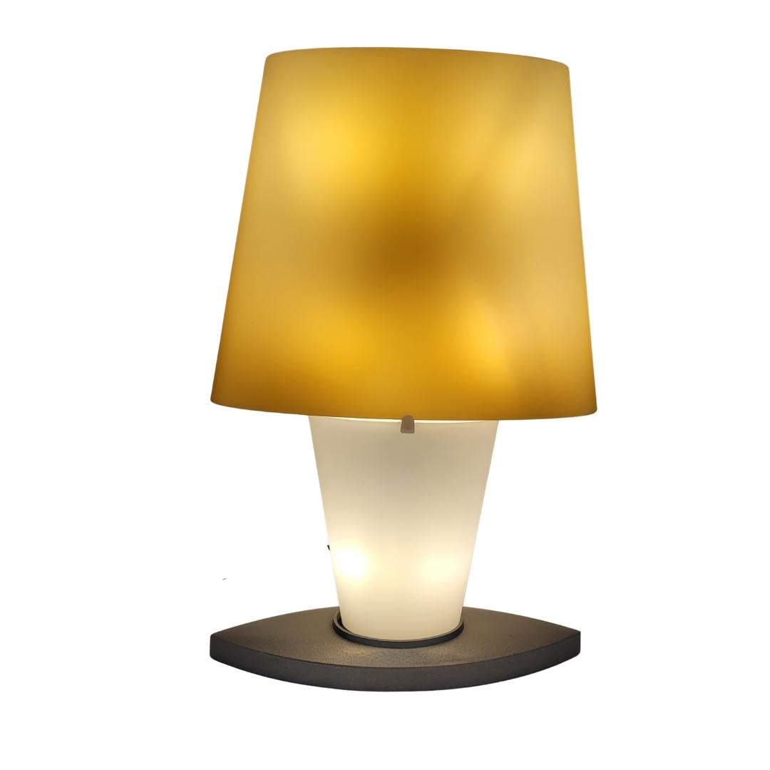 Incredibile e bellissimo  lampada da tavolo, modello 3064, disegnata da Daniela Puppa per Fontana Arte. Daniela Puppa riduce il pezzo alle sue forme di base, due trapezi invertiti costituiscono il collo e il paralume, due pezzi di vetro smerigliato,