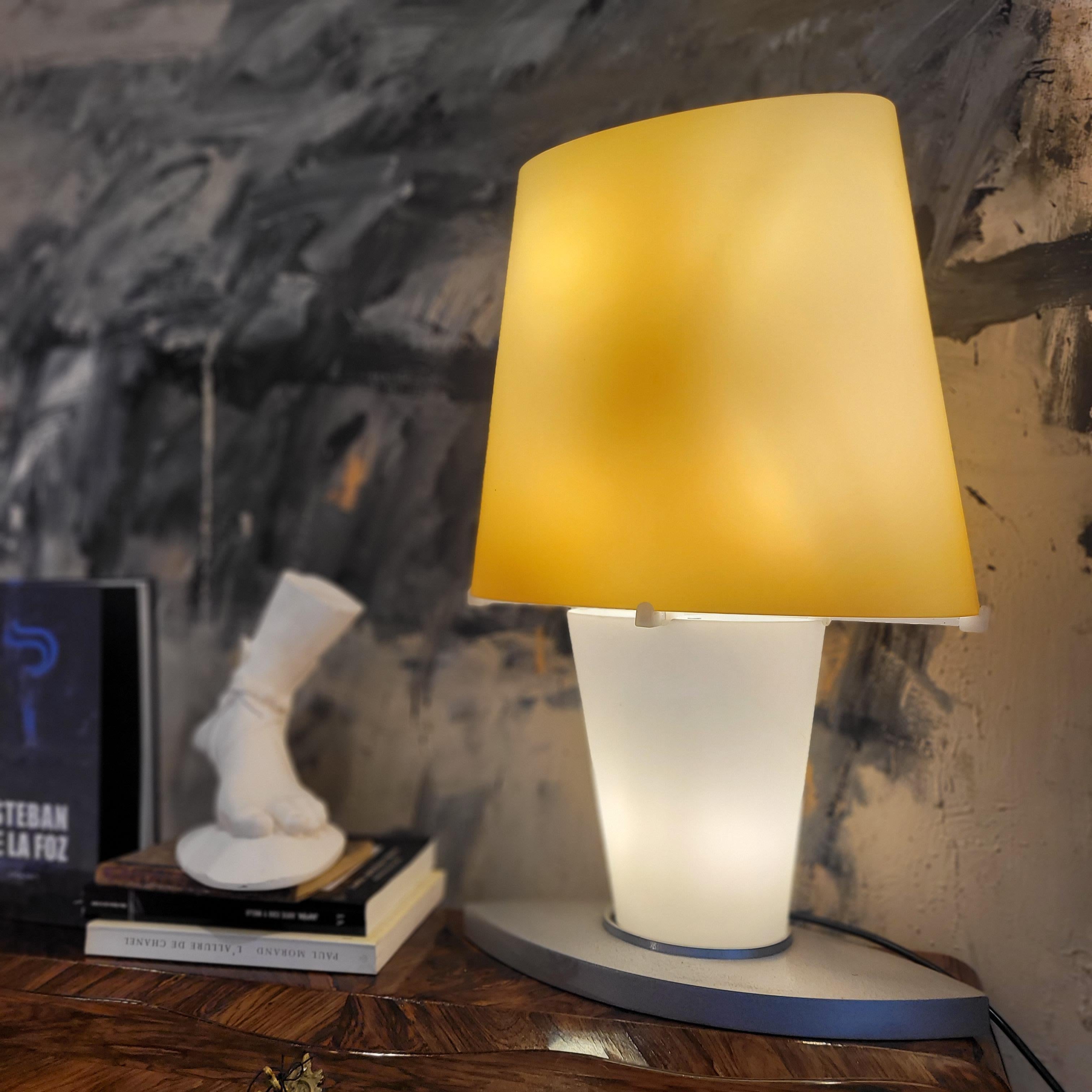 Fontana Arte ambra e bianco Lampada da tavolo italiana 