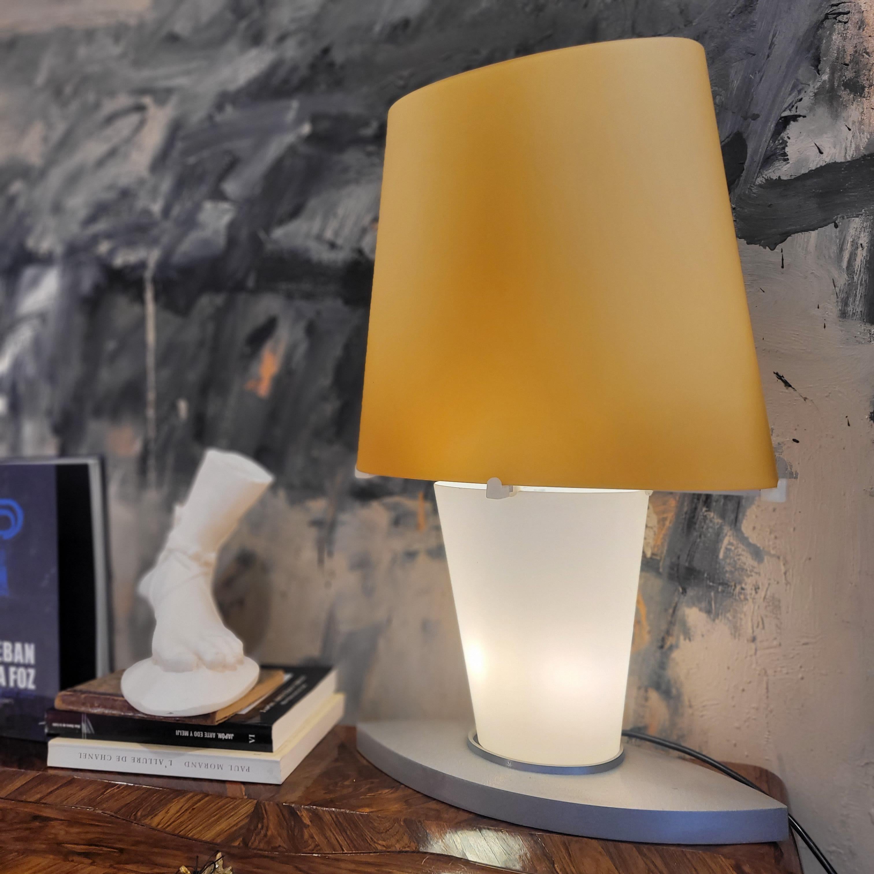 Fine XX secolo Fontana Arte ambra e bianco Lampada da tavolo italiana 