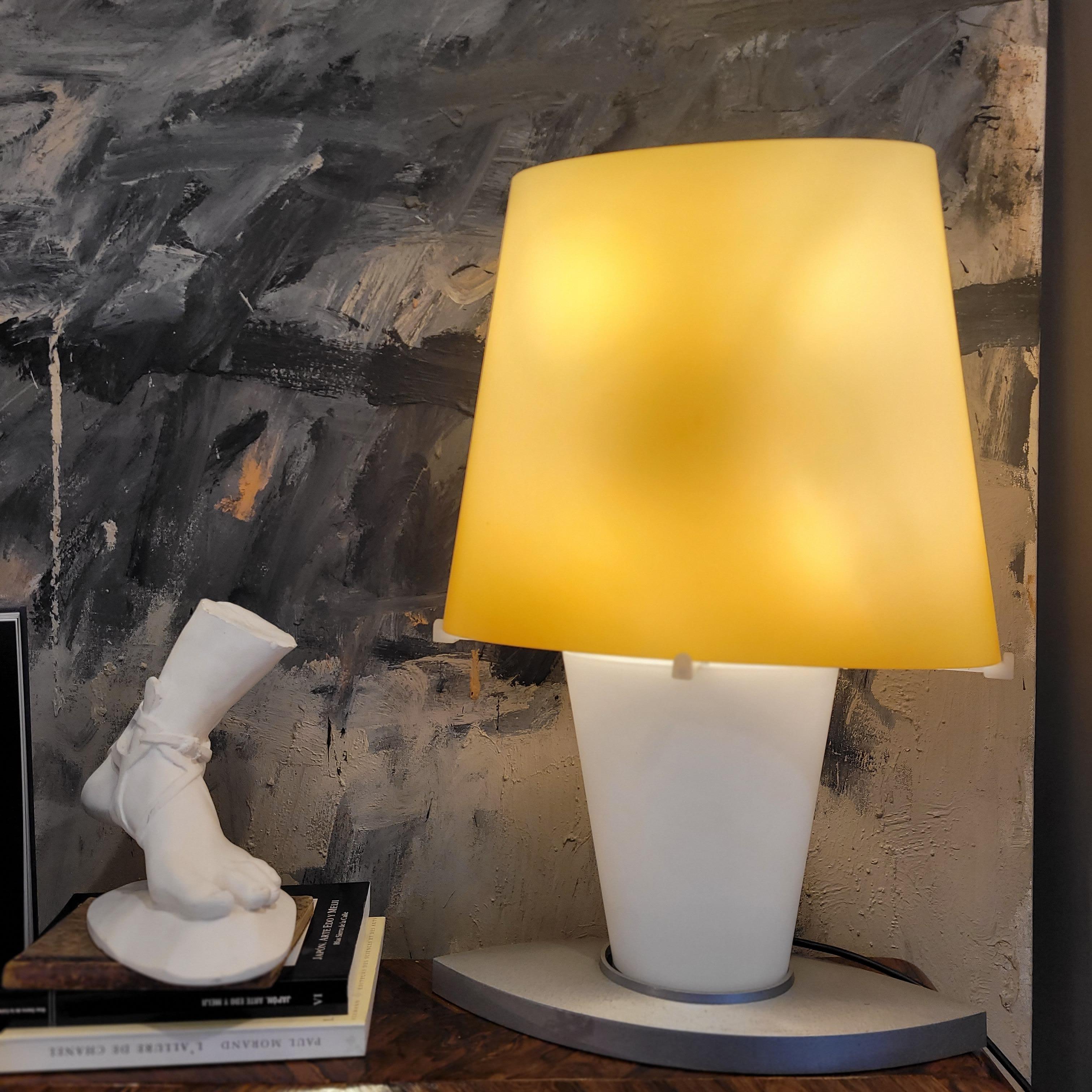 Acciaio Fontana Arte ambra e bianco Lampada da tavolo italiana 