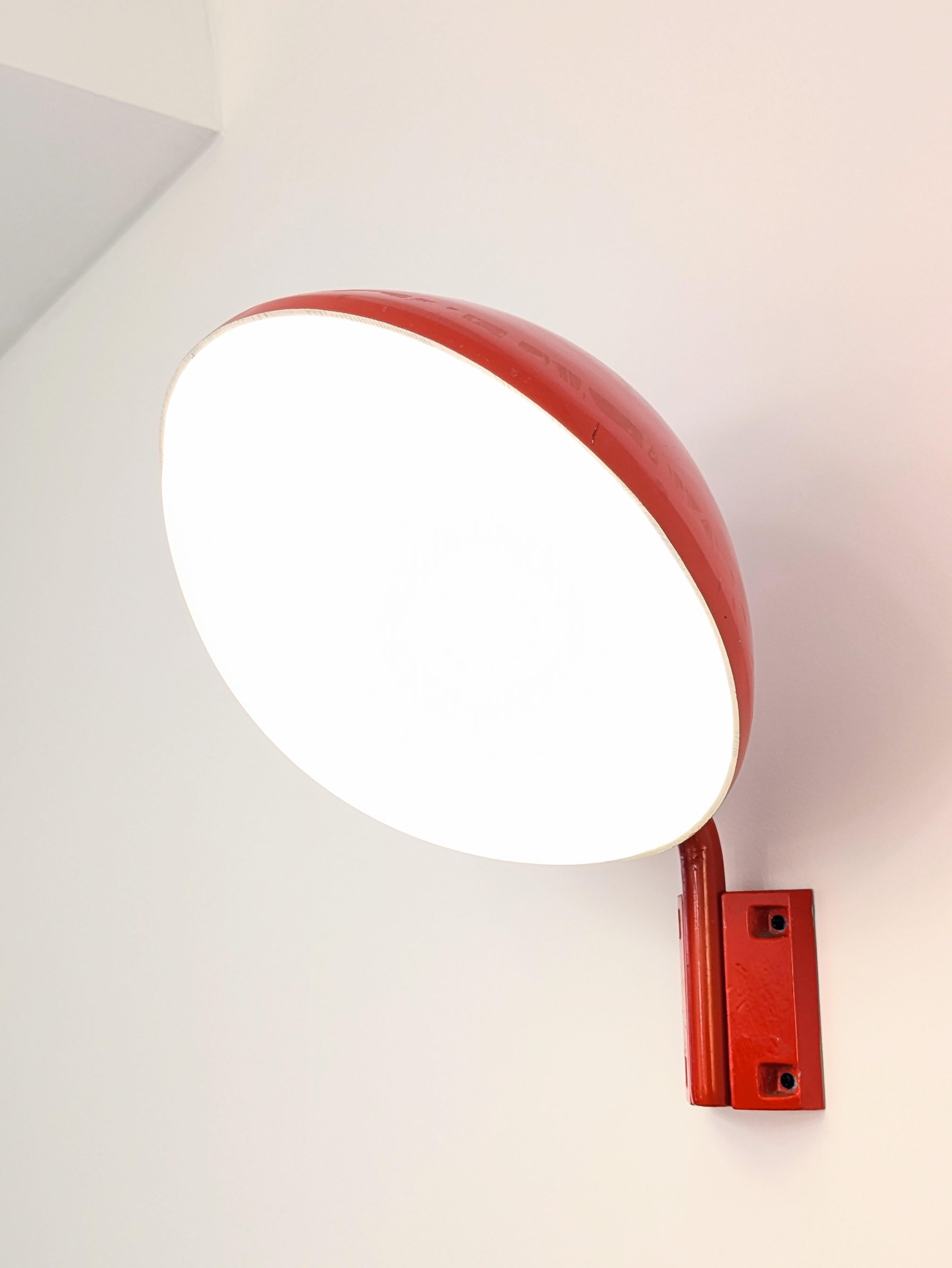 Italiano Fontana arte e Candela, E770, applique rossa, vetro opalino di Murano, Italia, 1980 in vendita