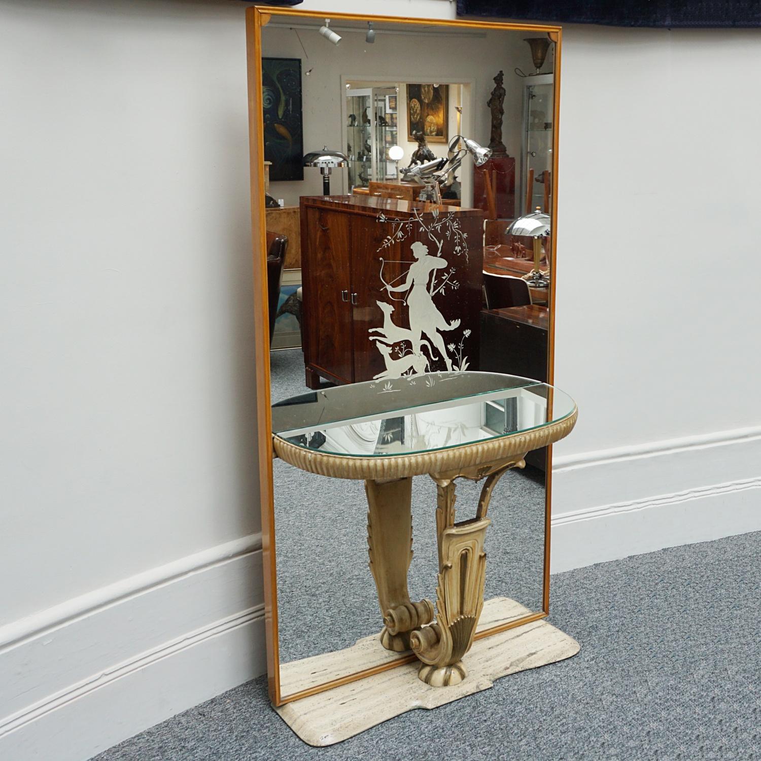 Console à miroir Art déco de Fontana Arte Milano avec verre décoré original représentant Diane la chasseresse. Console en miroir sur un support en bois sculpté et doré, peinture d'origine. Le tout est posé sur une base marbrée en travertin. 

