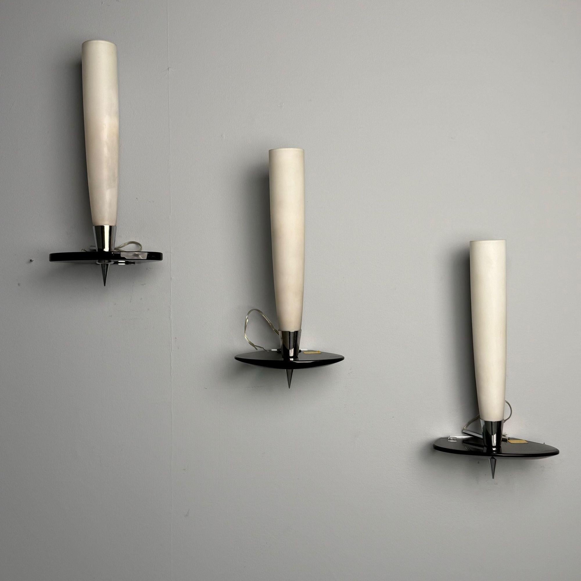 Fontana Arte Attr., Italienische Mitte-Jahrhundert-Moderne, Wandleuchter oder Wandleuchten, Chrom, Glas

Dieses elegante Paar Wandleuchten, das Fontana Arte zugeschrieben wird und in der zweiten Hälfte des 20. Jahrhunderts in Italien hergestellt