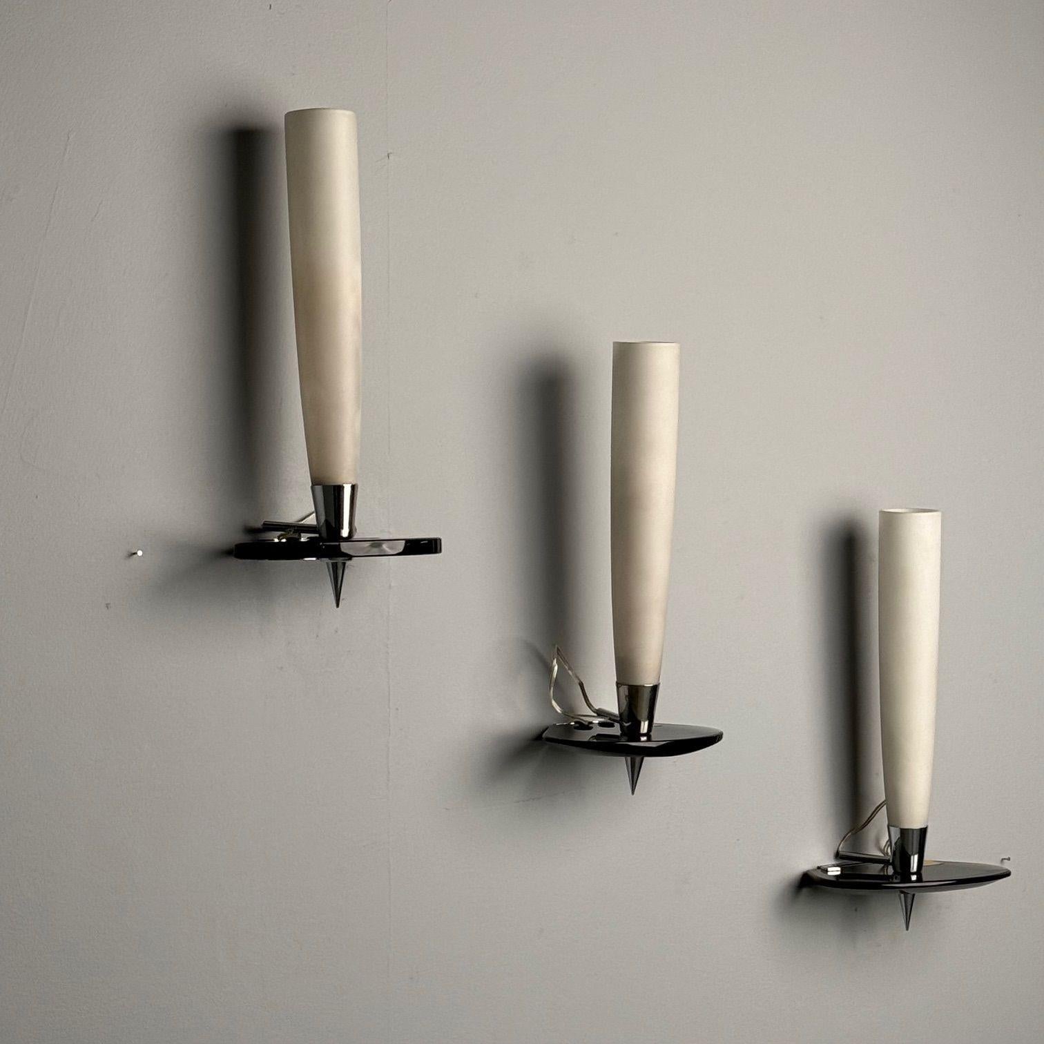 Fontana Arte Attr., Italienische Mid-Century-Modern-Wandleuchter, Chrom, Glas im Zustand „Gut“ im Angebot in Manhasset, NY