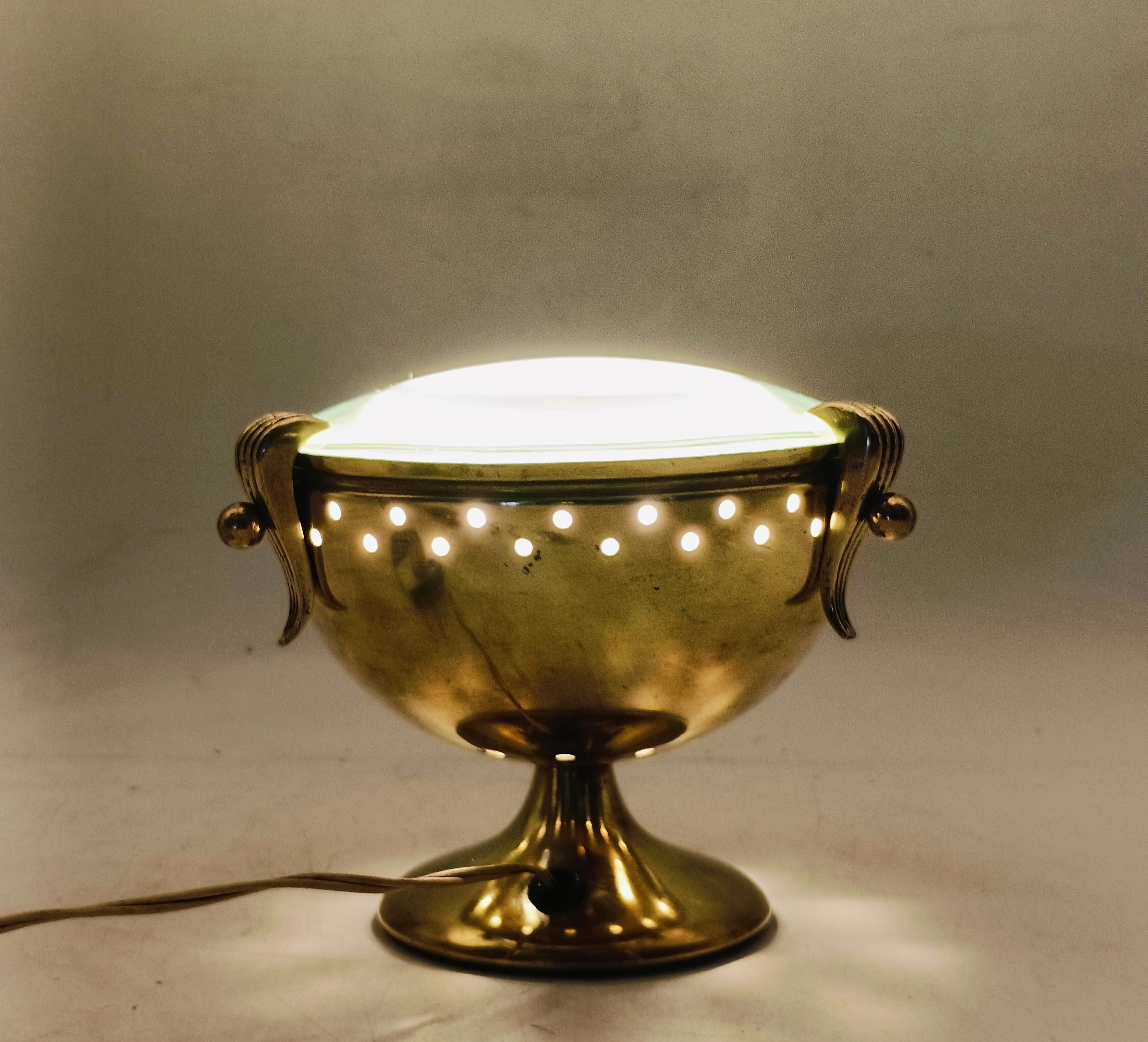 Fontana Arte Attr. Lampada da Tavolo in Ottone a Forma di Calice, Italia 1950s In condizioni buone in vendita a Naples, IT
