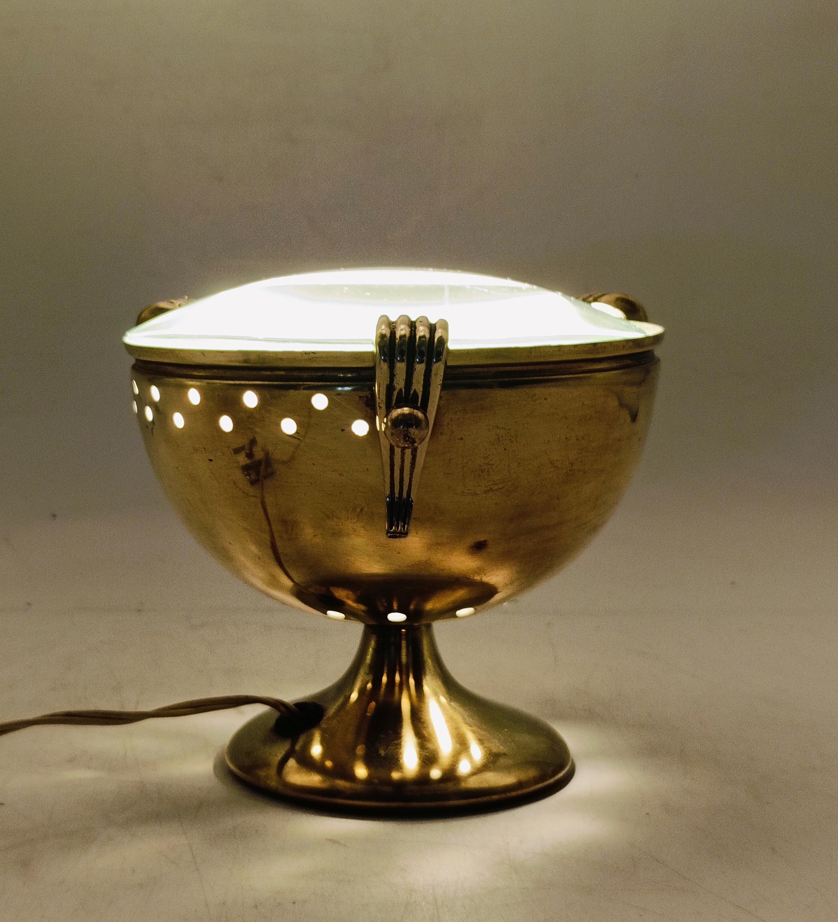 Mid-20th Century Fontana Arte Attr. Lampada da Tavolo in Ottone a Forma di Calice, Italia 1950s in vendita