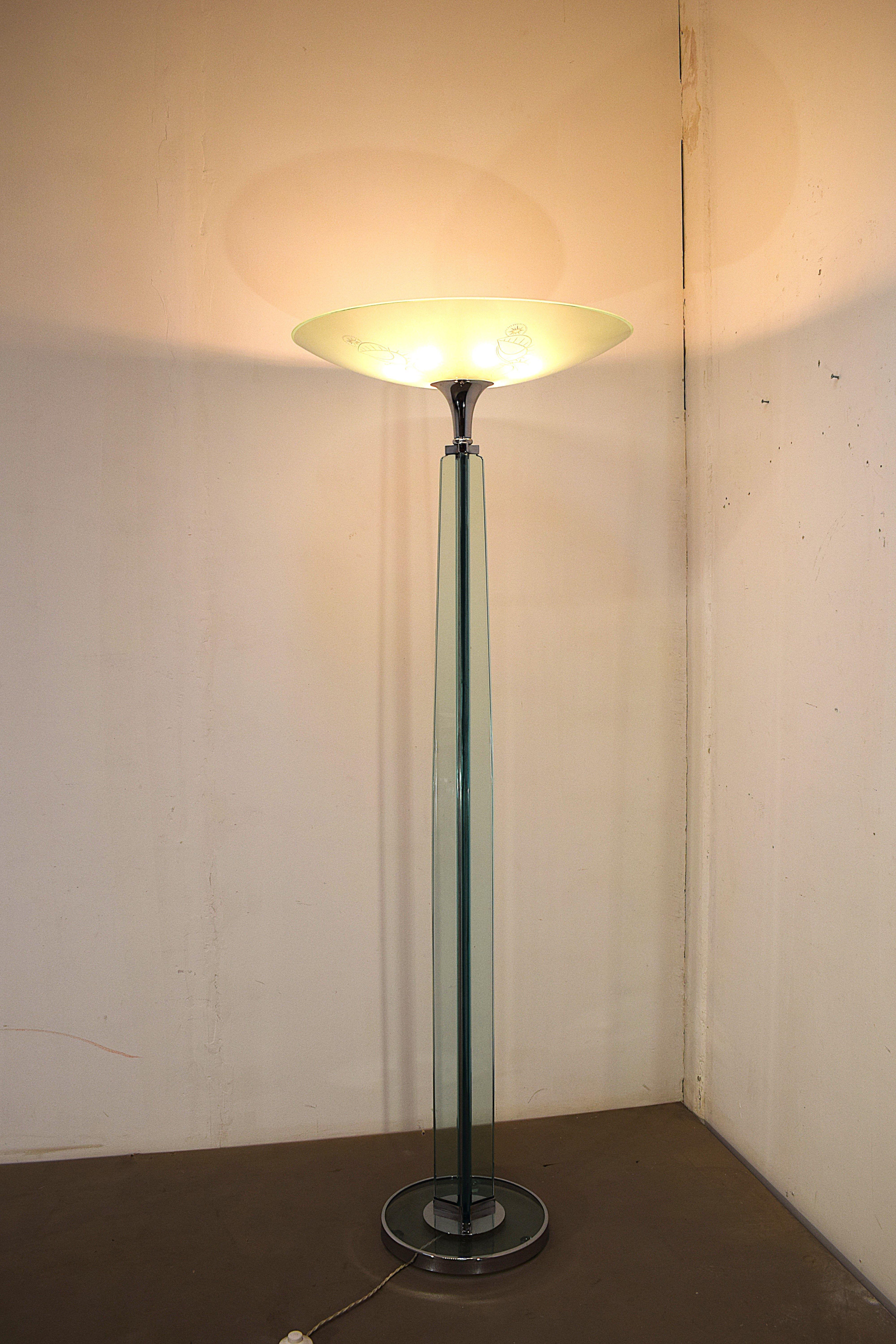 Fontana Arte (attribuito) – Piantana, 1970

Elegante piantana italiana degli anni ’70, attribuita alla celebre casa di design Fontana Arte. Realizzata con materiali pregiati come ottone satinato, cristallo trasparente e cristallo satinato inciso,