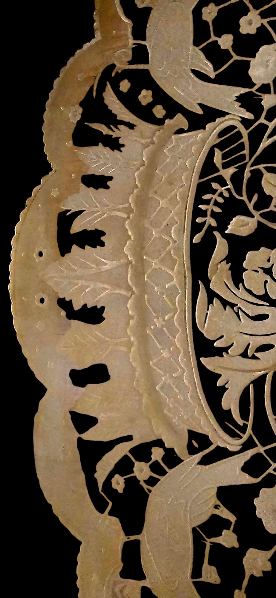 Très rare grande table originale des années 1950/1960. Probablement produit par Fontana Arte et conçu par Pietro Chiesa. L'épaisseur du verre est incroyablement élevée (2,5 cm) et le poids est supérieur à 300 kg. Toute la surface est satinée et