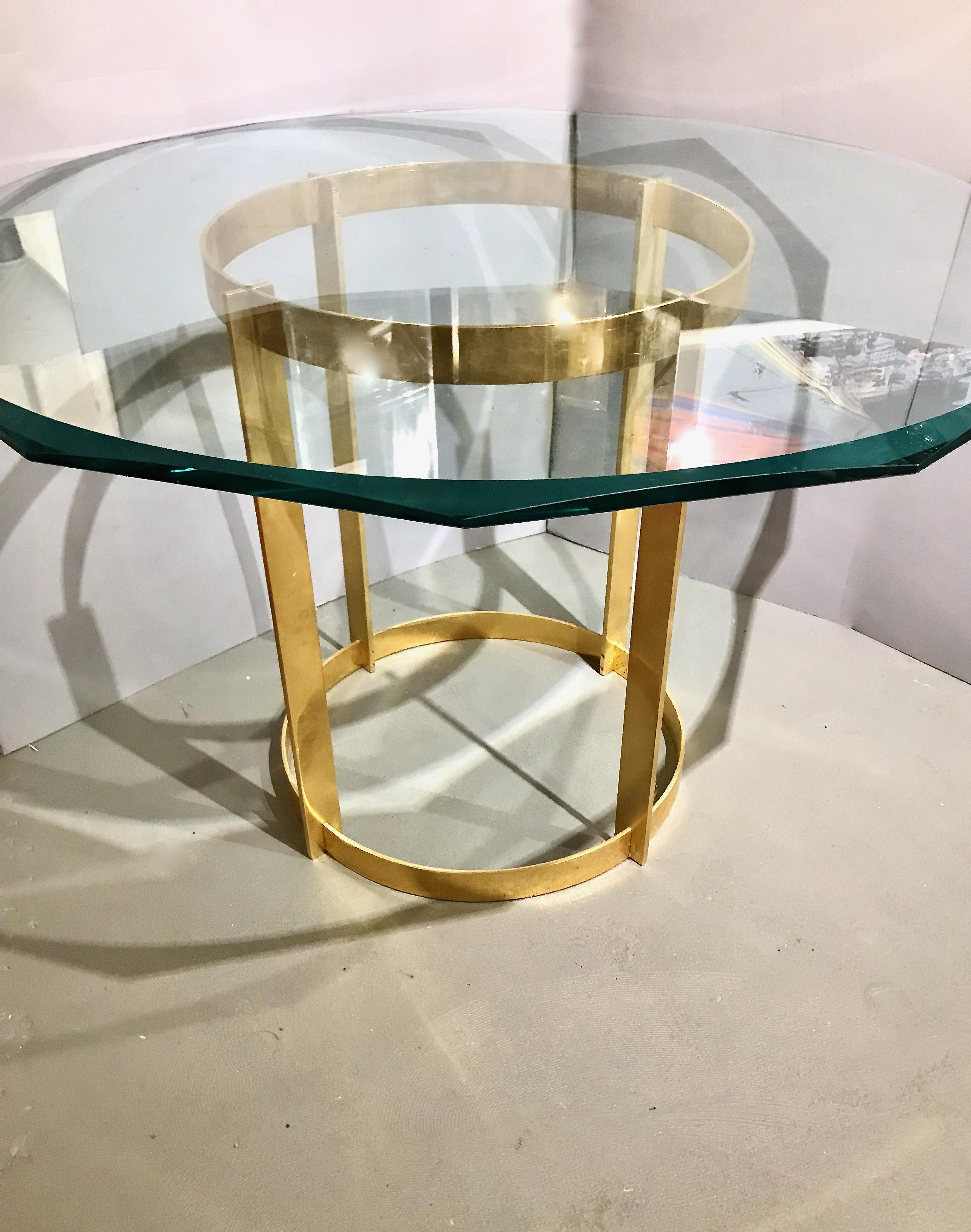 Minimaliste Table centrale en bronze doré et verre attribuée à Fontana Arte en vente