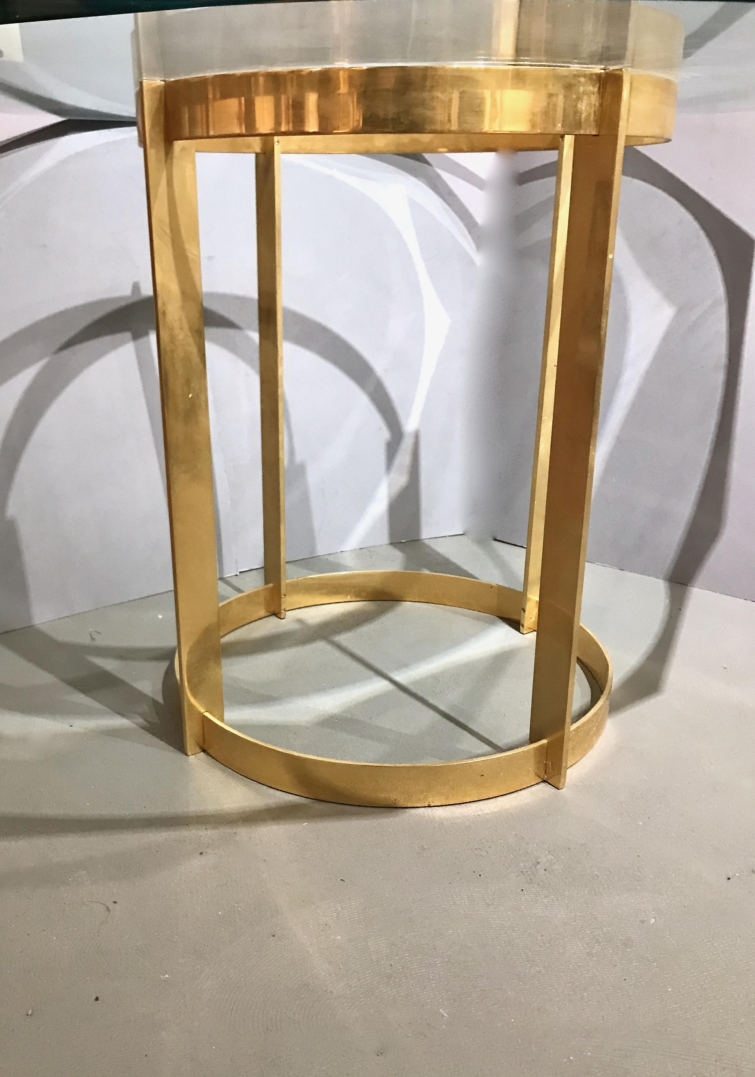 italien Table centrale en bronze doré et verre attribuée à Fontana Arte en vente