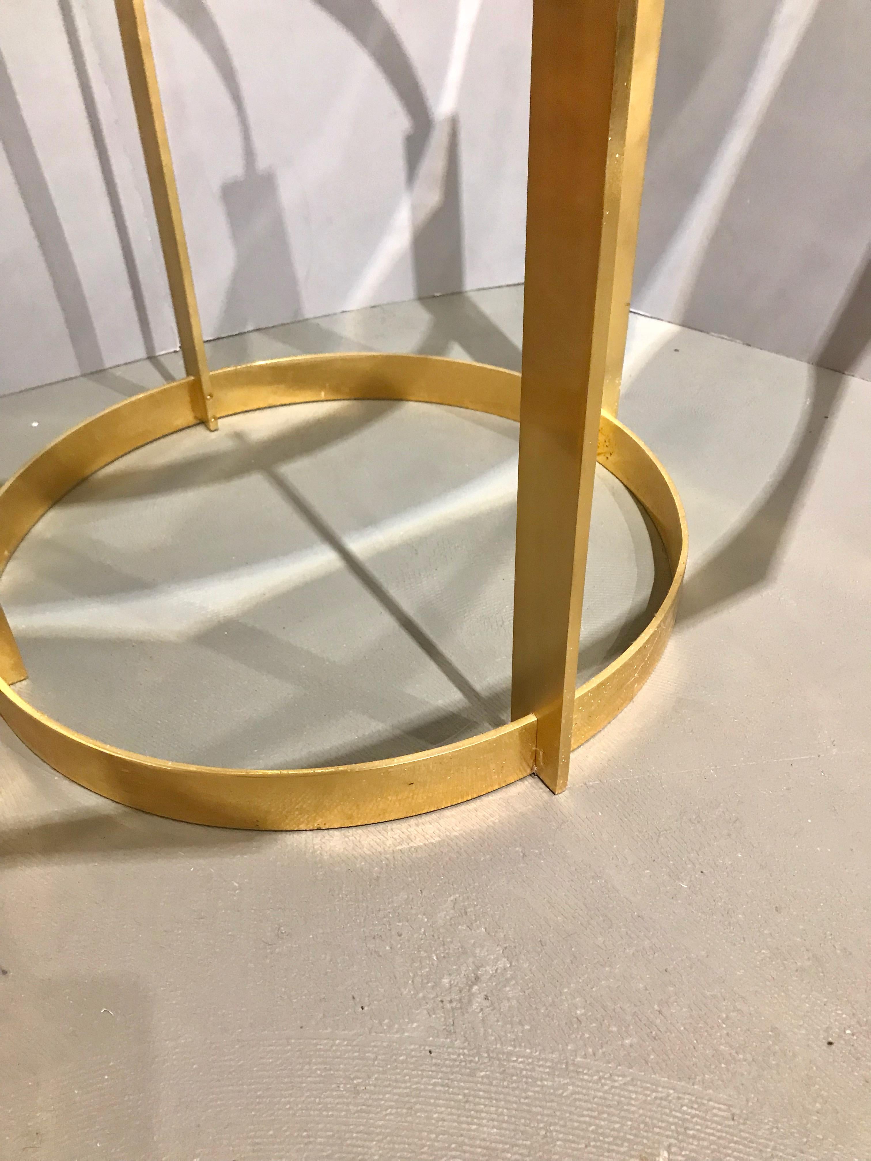 Plaqué or Table centrale en bronze doré et verre attribuée à Fontana Arte en vente