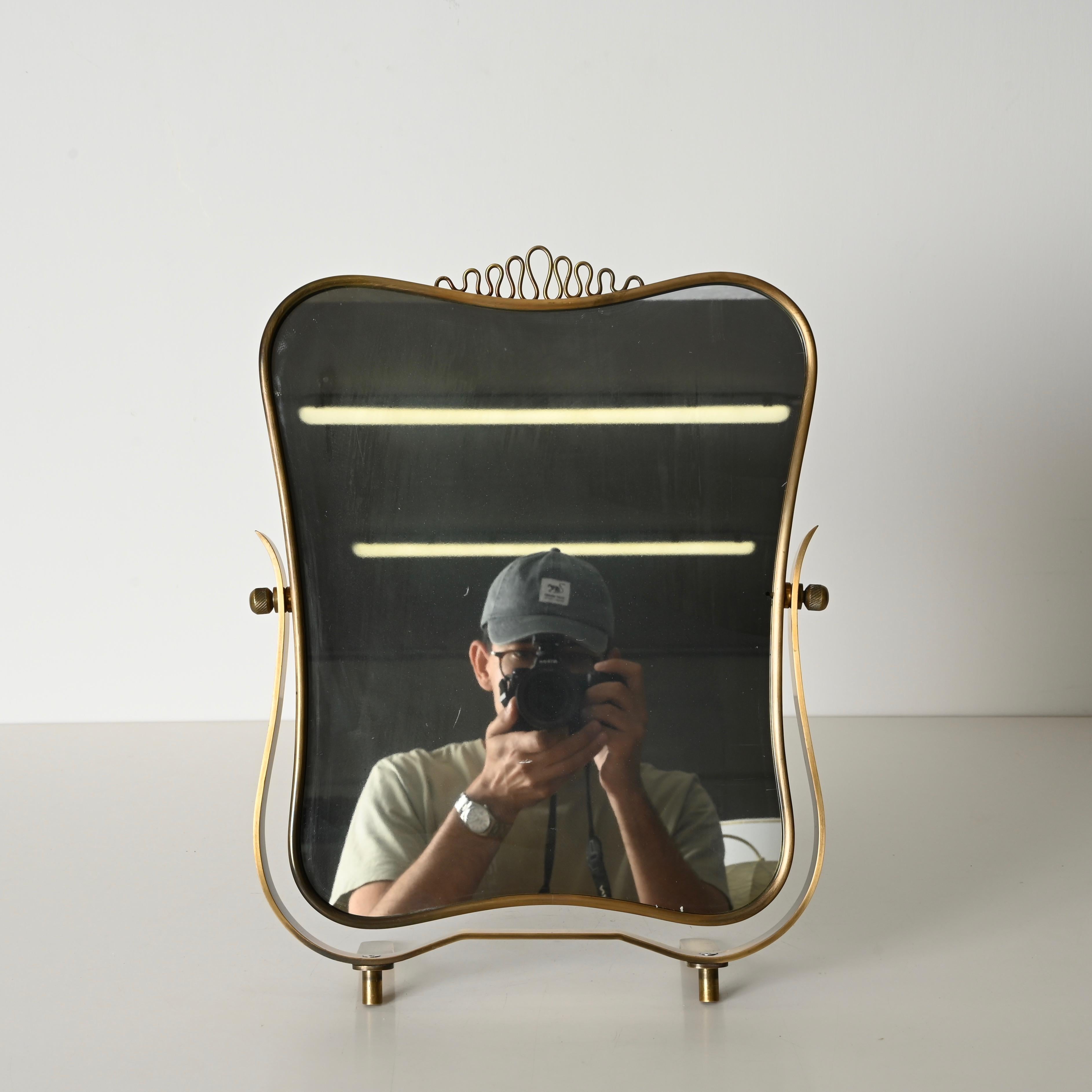 Remarquable miroir de table réglable, entièrement réalisé en laiton massif. Cette pièce unique et incroyablement élégante a été produite en Italie dans les années 1940 par Fontana Arte et son design est attribué à la maîtrise de Gio