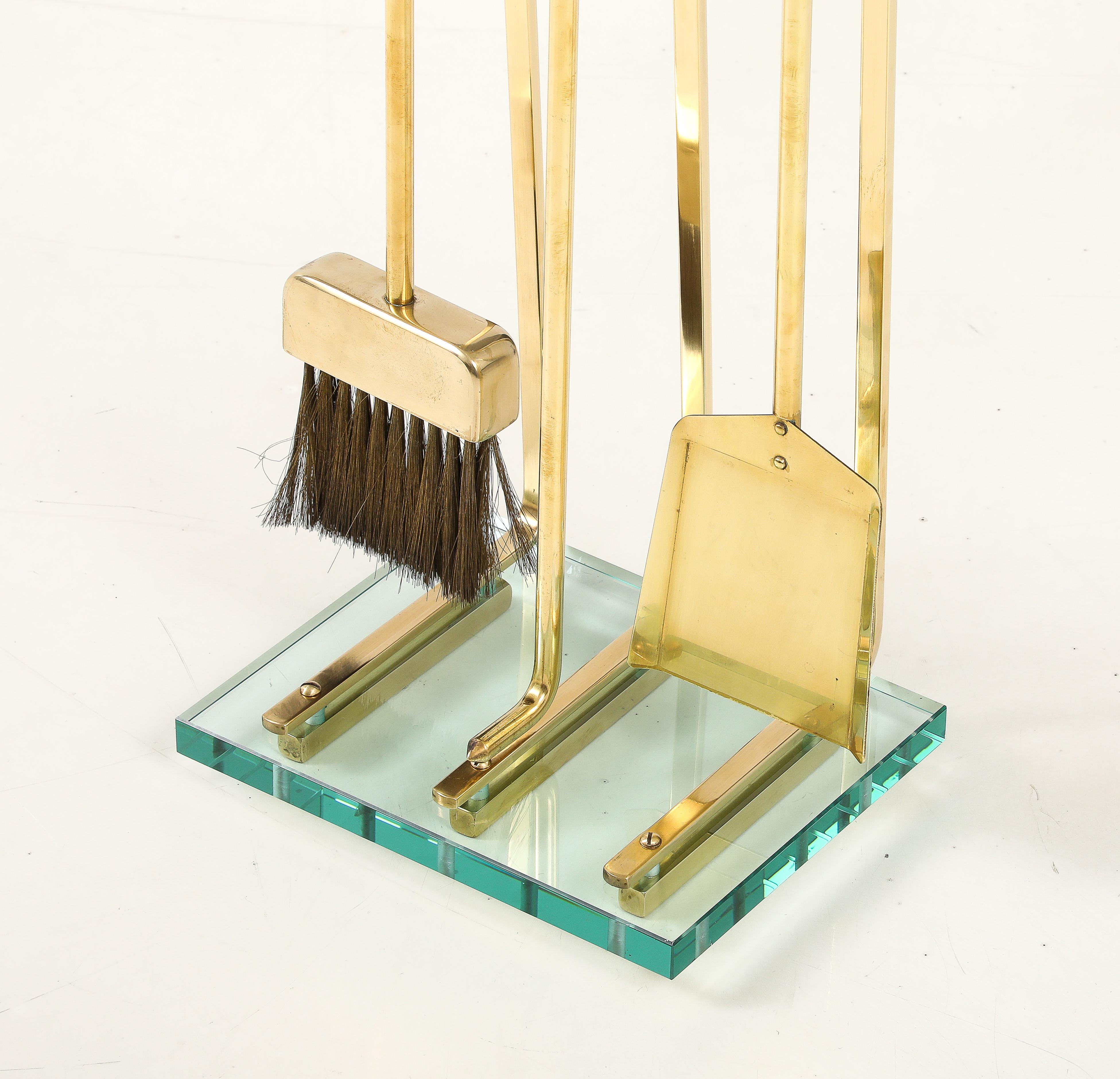 1970's Mitte des Jahrhunderts modernen massiven Messing und Glas Fontana Arte italienischen Kamin Werkzeuge, in Vintage-Zustand mit geringem Verschleiß und Patina aufgrund von Alter und Gebrauch, hat der Kamin-Set leicht von Hand poliert worden.