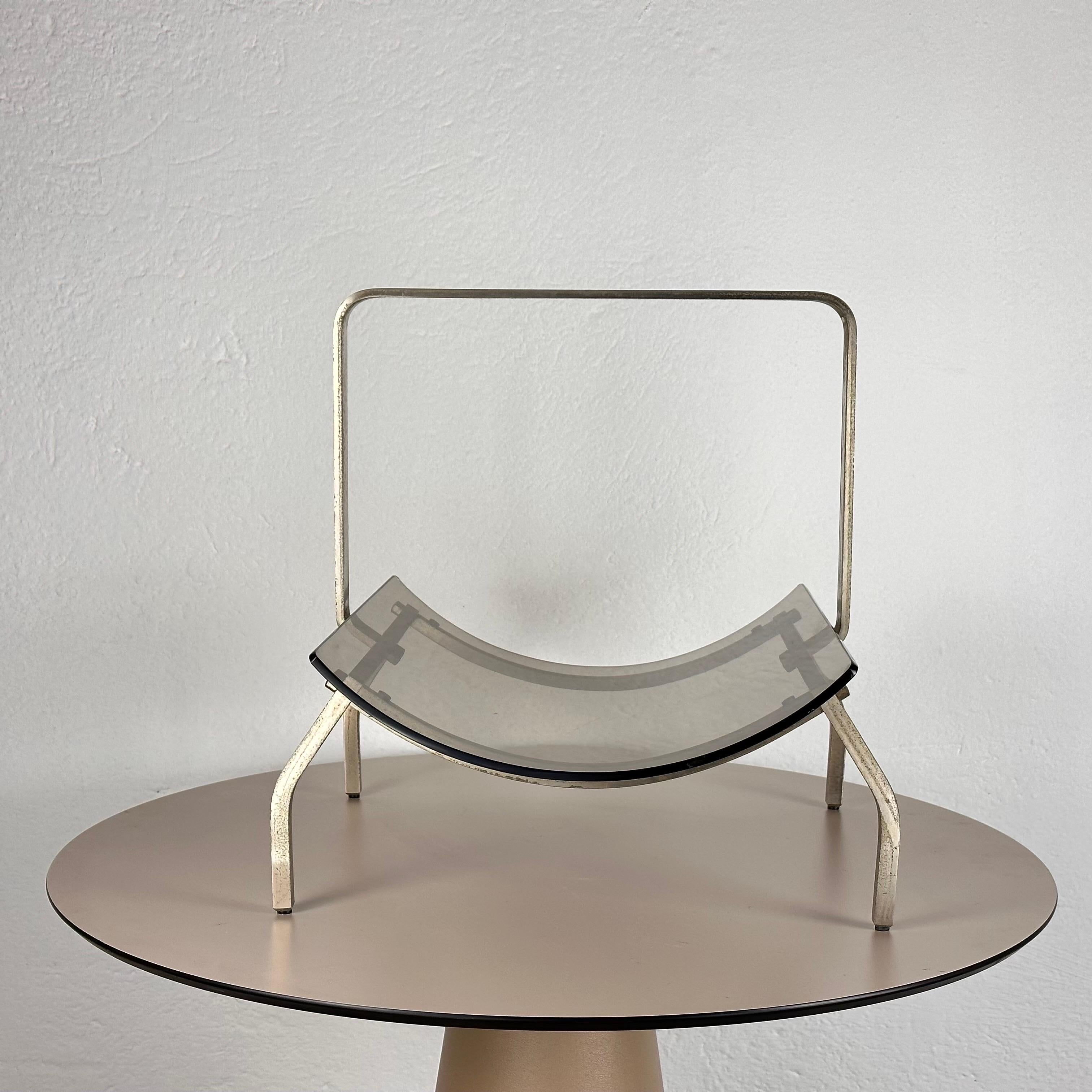 Mid-20th Century Fontana Arte Brass and Smoked Glass Magazine Rack Stand, 1960s, Italy For Sale