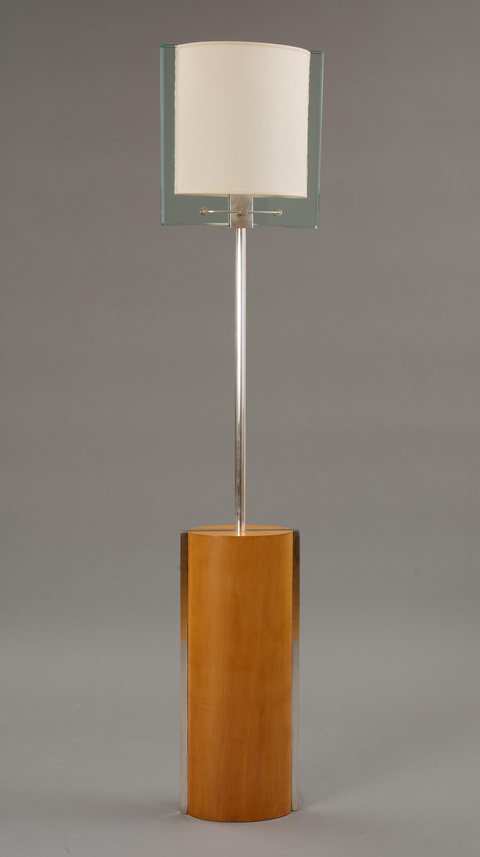 Nathalie Grenon (b. 1954) for Fontana Arte 

A pure and elegant modernist floor lamp designed by French architect Nathalie Grenon for Fontana Arte. A stunning rectangular frame in remarkable thick glass cradles a rounded silk shade, supported by