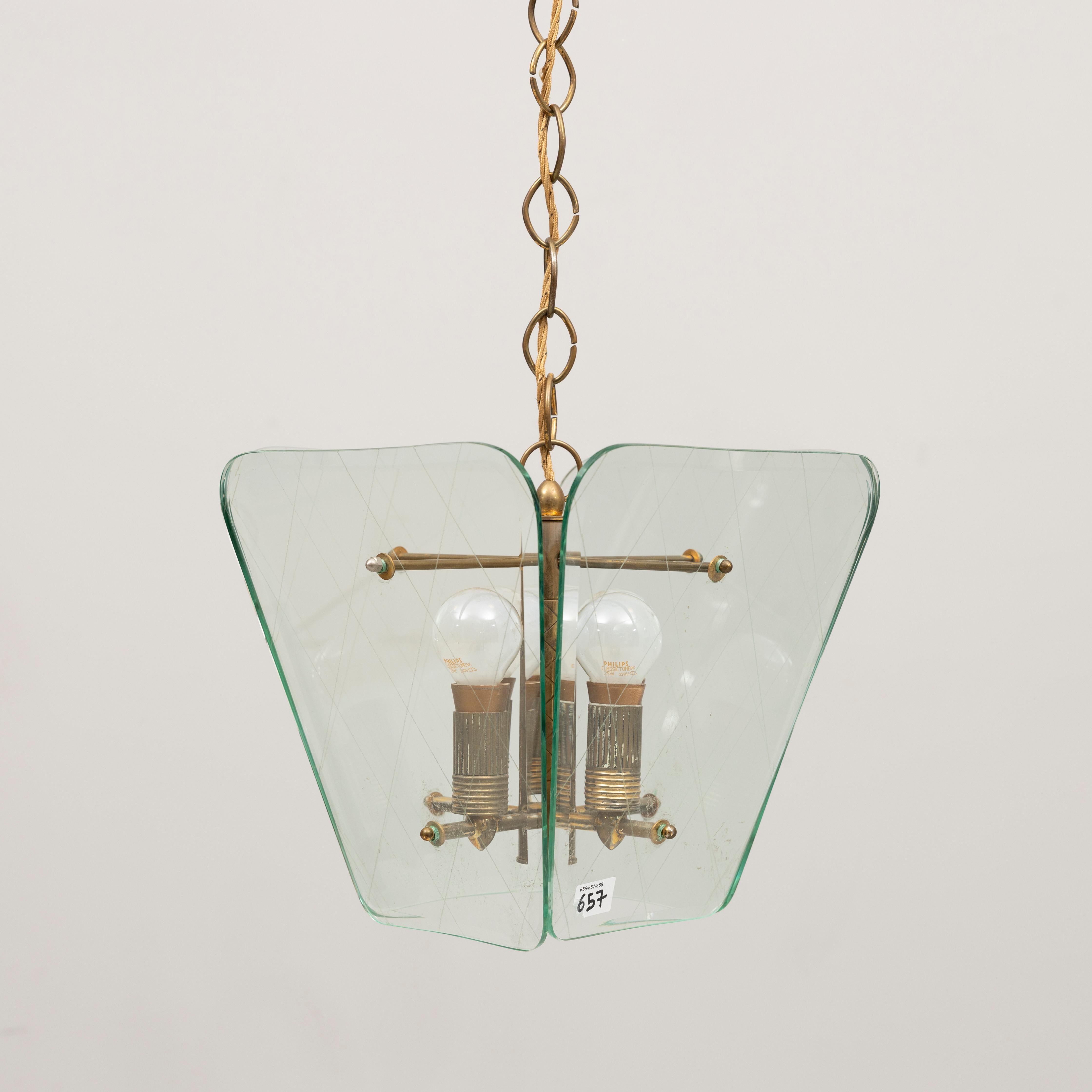 Elegante lampadario italiano degli anni '50 attribuito a Pietro Chiesa, progettato per Fontana Arte. Quattro pannelli di vetro trasparente incisi a diamante con una struttura in ottone. Il lampadario ha quattro sorgenti luminose E14. L'impianto