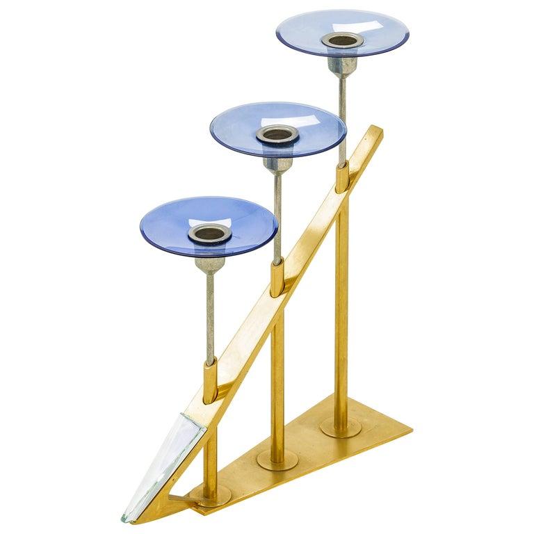 Fontana Arte, candelabros, 
latón dorado y cristal coloreado, 
Hacia 1950, Italia.
Medidas: Alto 37 cm, ancho 30 cm, fondo 11 cm.
Modelo similar: Quaderni Fontana Arte n°6, illuminiate, arredamento, cristalli d'arte, p.210.