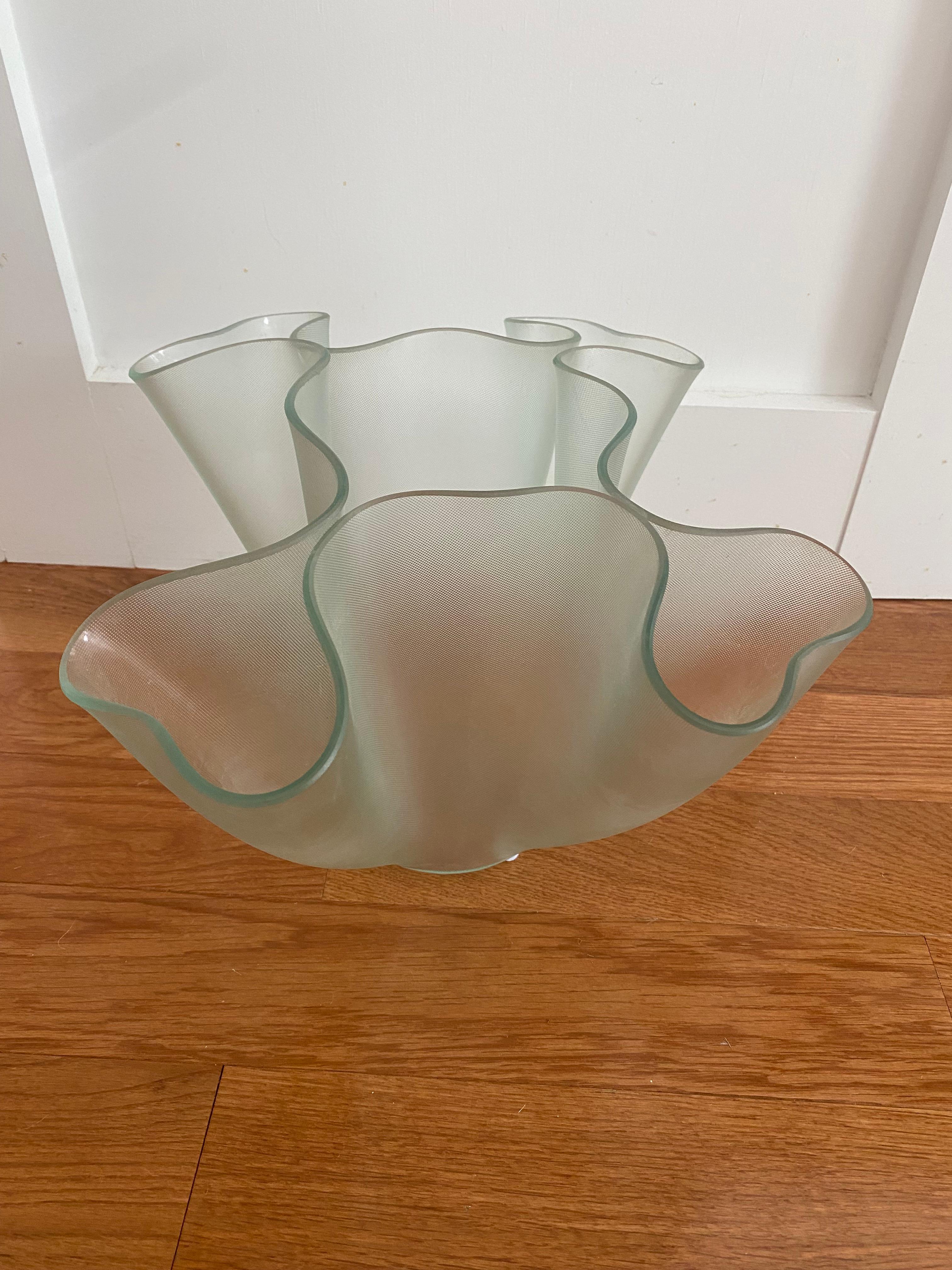 Vase aus strukturiertem Glas in freier Form, entworfen in den 1940er Jahren und seitdem in Produktion.
Fontana Arte ikonische Form für einfaches Blumenarrangement.
ca. 13 x 13 x 9 Zoll hoch