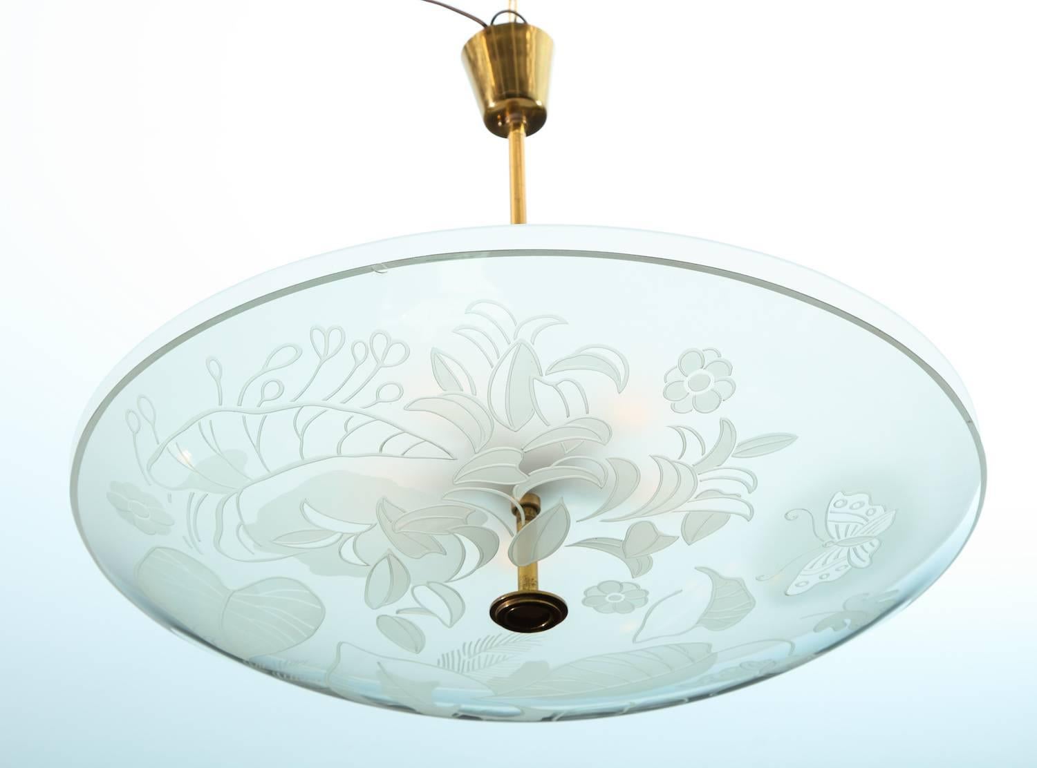 Etched glass ceiling fixture by Pietro Chiesa for Fontana Arte.
Early hanging light with 5 standard sockets. Beautiful etched glass dish incised with foliage and butterflies (decorazione G), from an early Fontana Arte catalog. Centre brass rod,