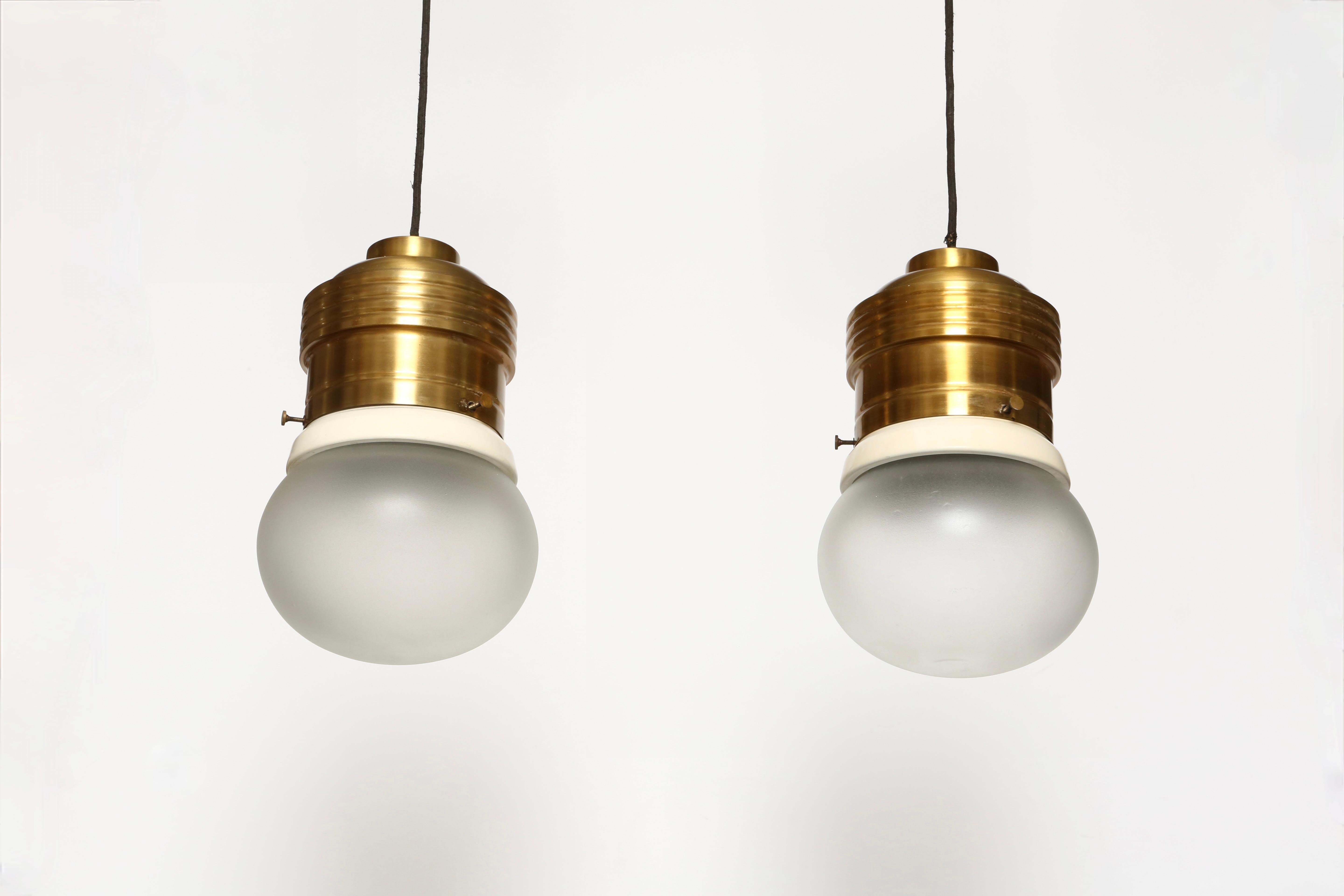 Mid-Century moderno Ciondoli da soffitto Fontana Arte Modello 2406, una coppia in vendita