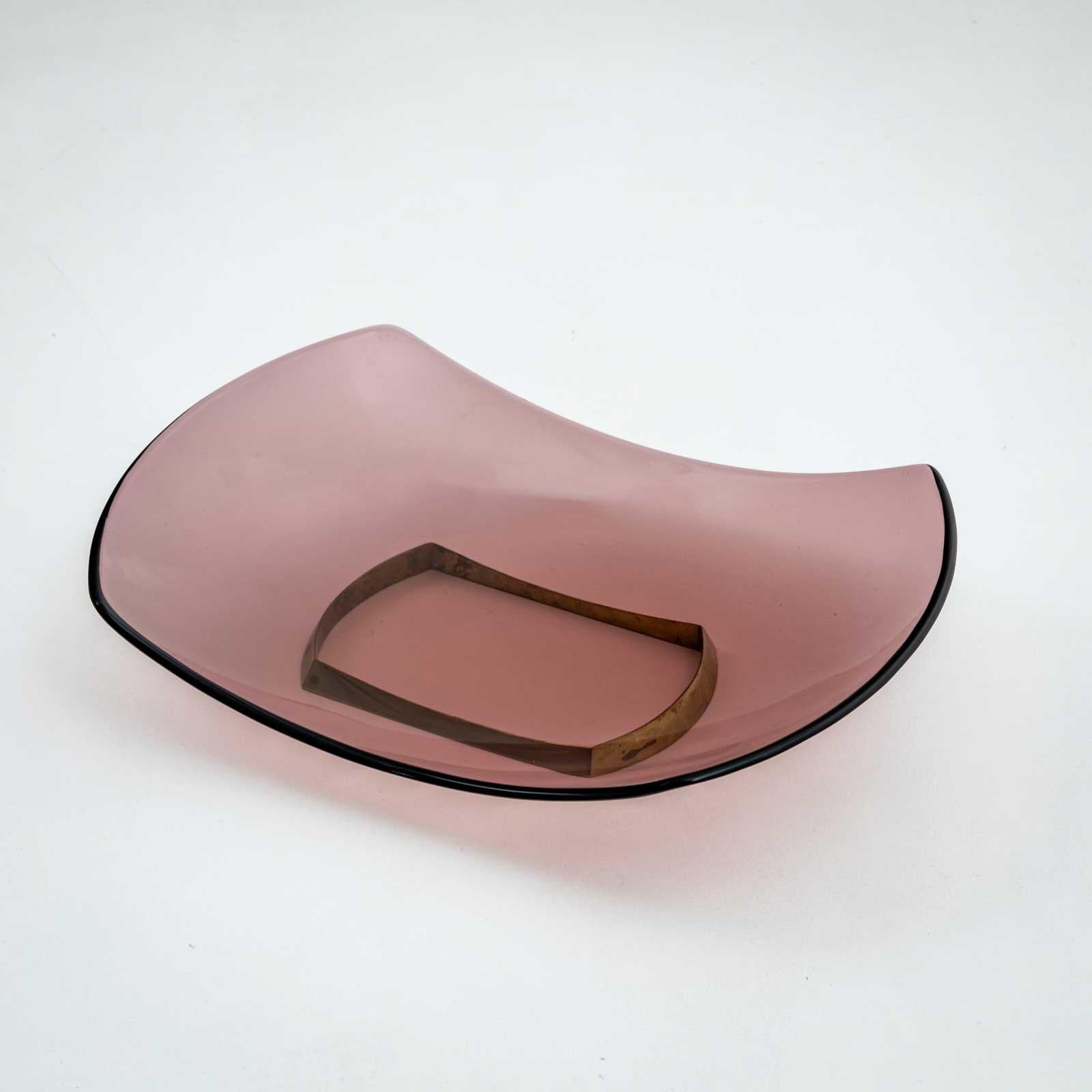 Fontana Arte Centerpiece in Rosé Glass and Brass, Italy, c. 1956 In Good Condition For Sale In New York, NY