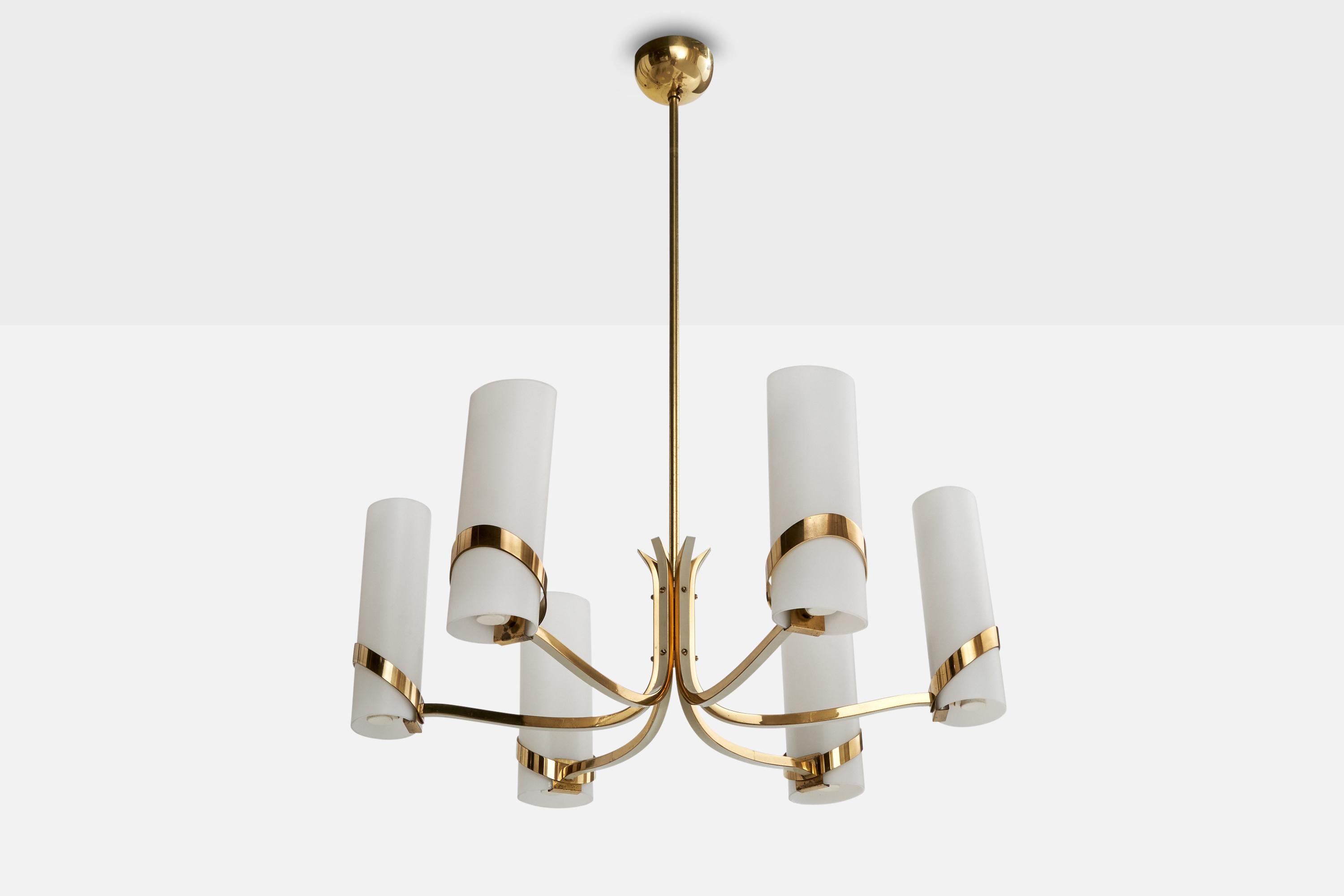 Lustre en laiton et verre opalin blanc conçu et produit par Fontana Arte, Italie, c. 1950.

Dimensions globales (pouces) : 29.375