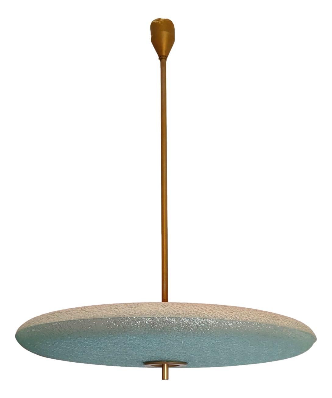 raro lampadario originale produzione Fontana Arte su disegno di Max Ingrand, 1950 circa

struttura in metallo con elementi in ottone, coppia di larghi dischi in vetro di murano martellato e finemente lavorato

dotato di 6 portalampada

misura