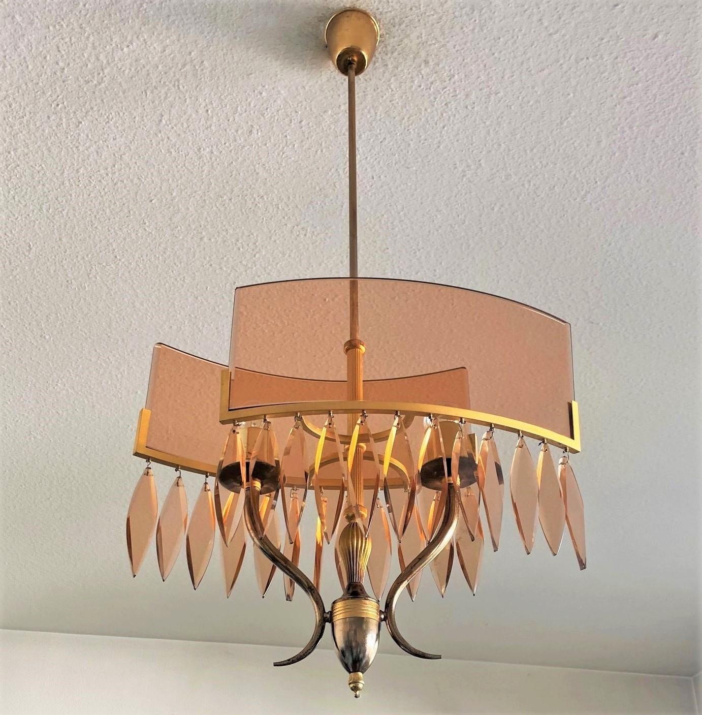 One of kind Fontana Arte horizontal chandelier designed and Manufactured in Italy, 1940s, atributed to Pietro Chiesa, one of the leading glass artists of Italian Art Deco, known for clean lines and modern design. Two bow shapped side panels and long