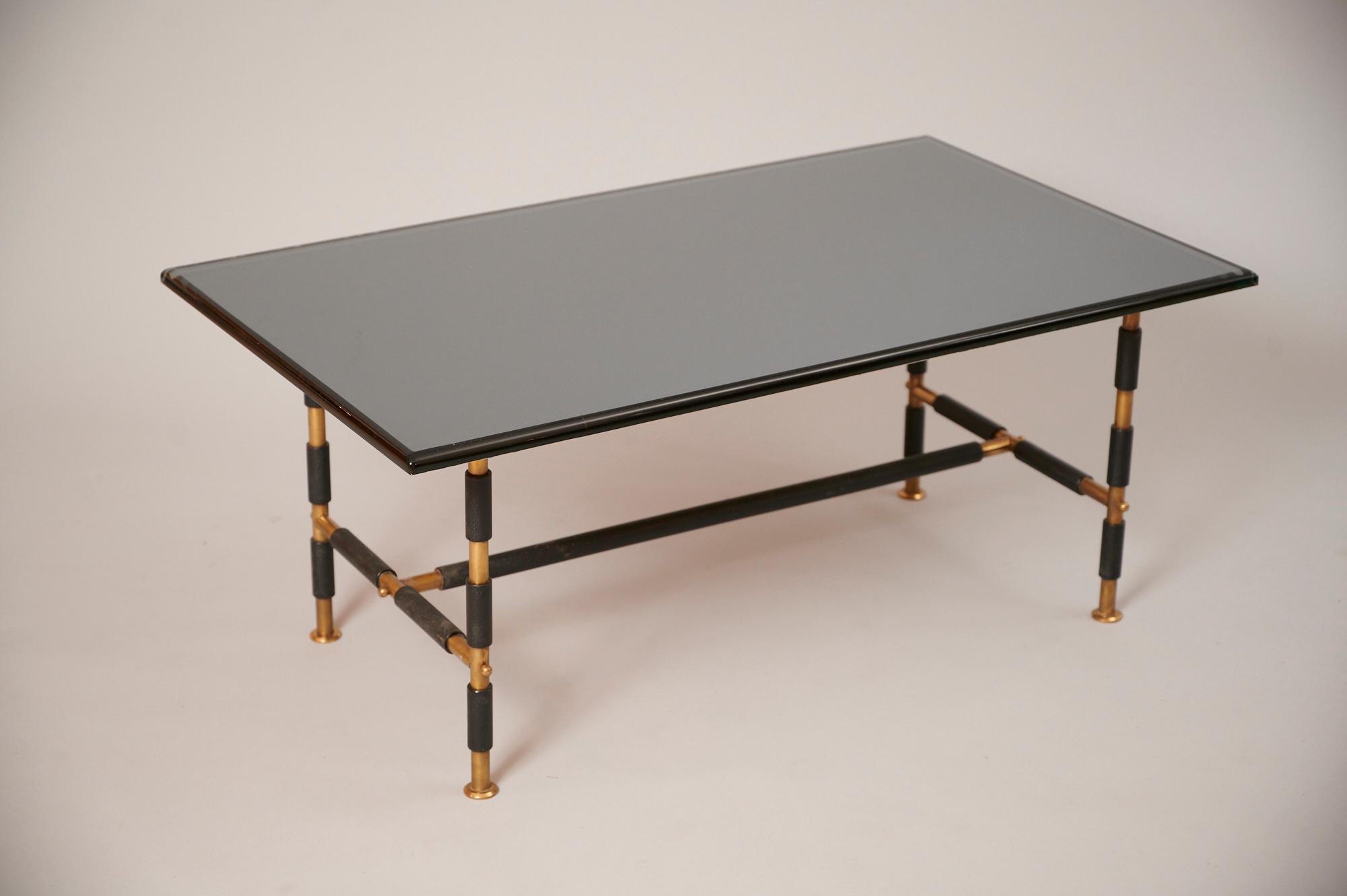 Table basse Fontana Arte. Modèle n° 1736. Italie c1955

Cristal miroir, acier émaillé, laiton.

Le cristal miroir d'origine ne présente aucune entaille ni fissure. Quelques rayures de surface. La table est structurellement saine.

