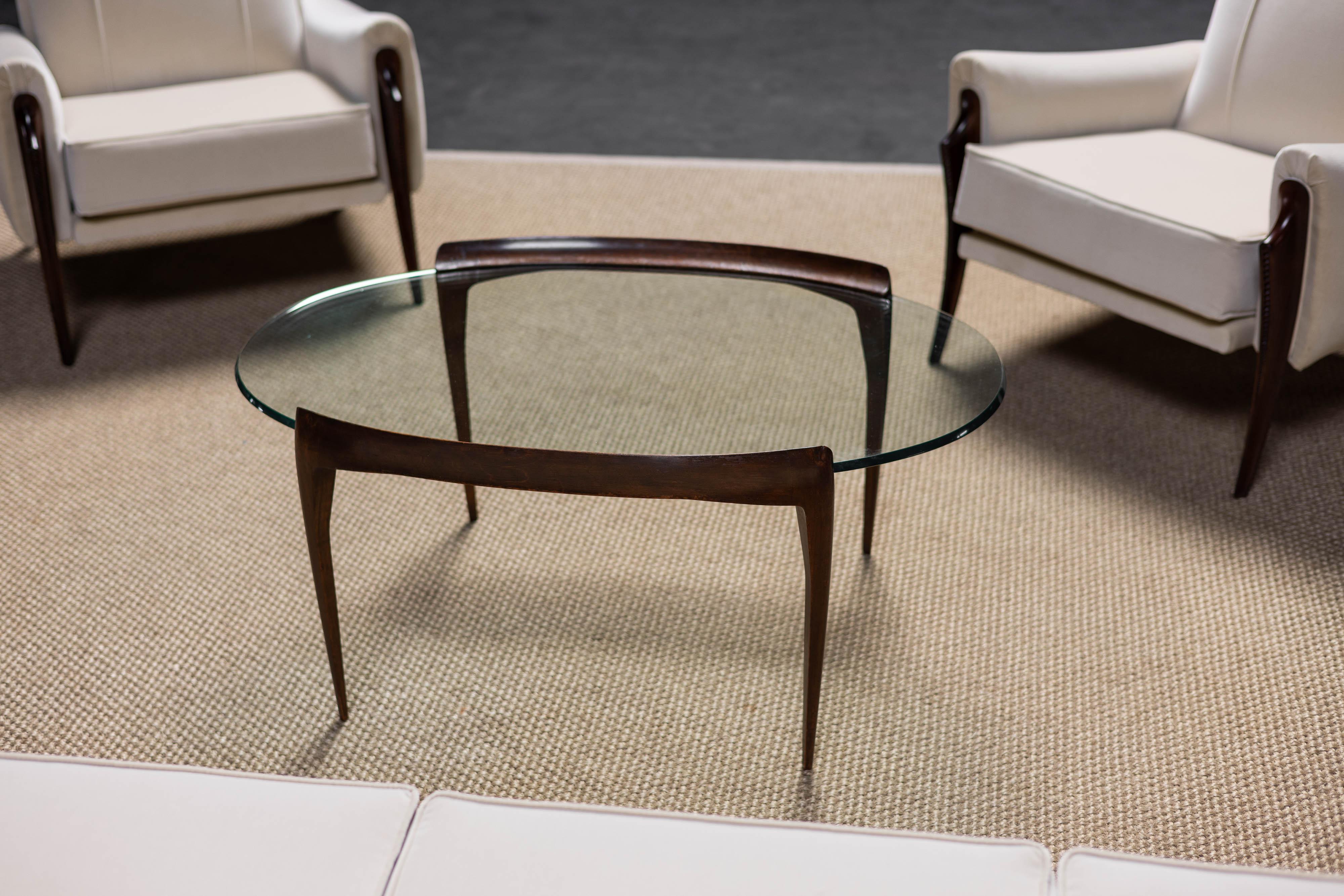 Questo raro e squisito tavolino, progettato e realizzato da Fontana Arte in Italia nel 1952, è un vero capolavoro del design moderno di metà secolo. Fontana Arte, prestigioso studio di design italiano rinomato per l'uso innovativo del vetro e per