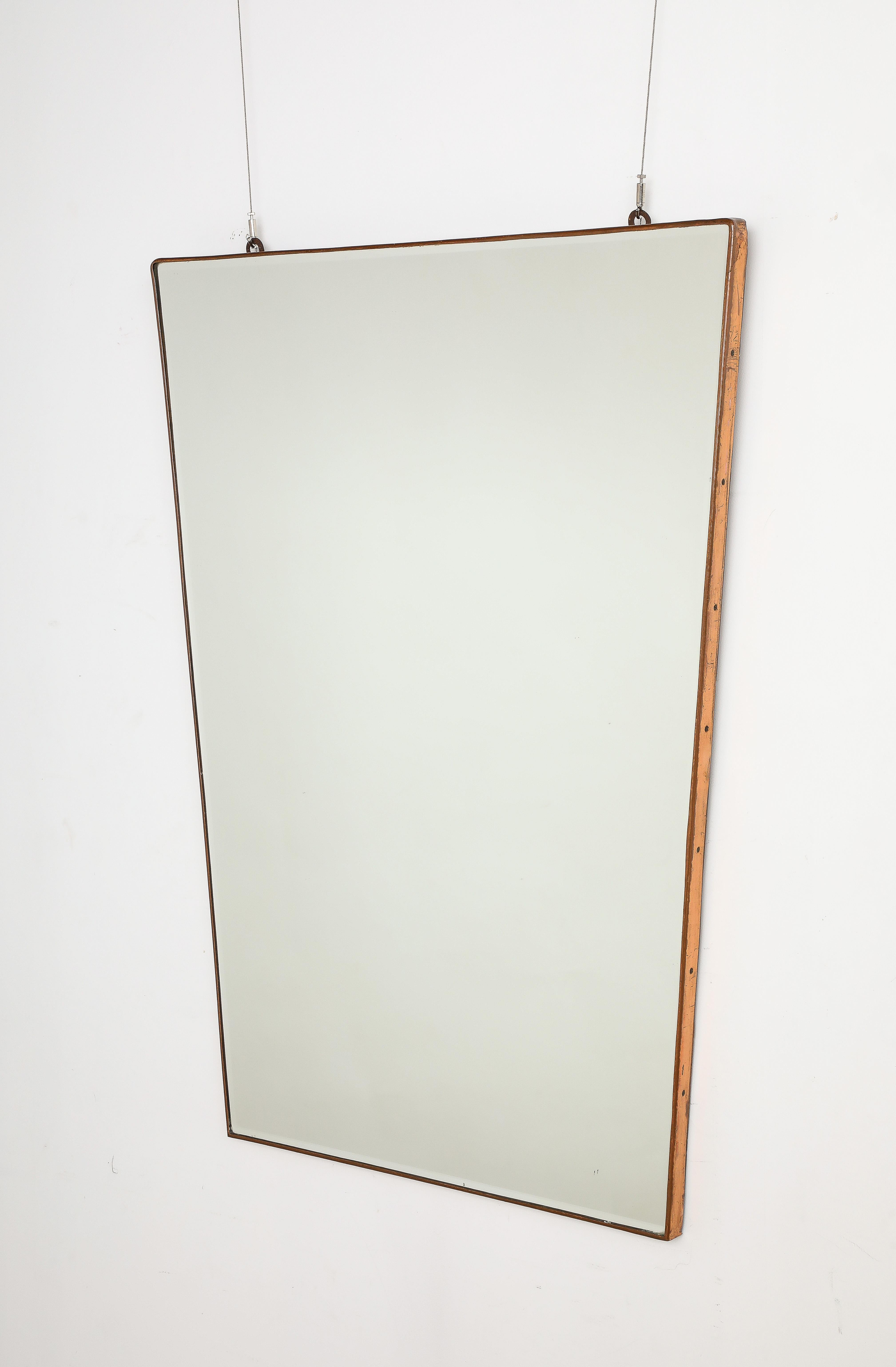 Ein seltener, trapezförmiger Spiegel mit Kupferrahmen von Fontana Arte, um 1940.  Der Rahmen ist oben am breitesten und verjüngt sich zum Boden hin.  Von sehr einfacher und eleganter Form.  Er ist groß und passt zu jedem Einrichtungsstil, ob antik,