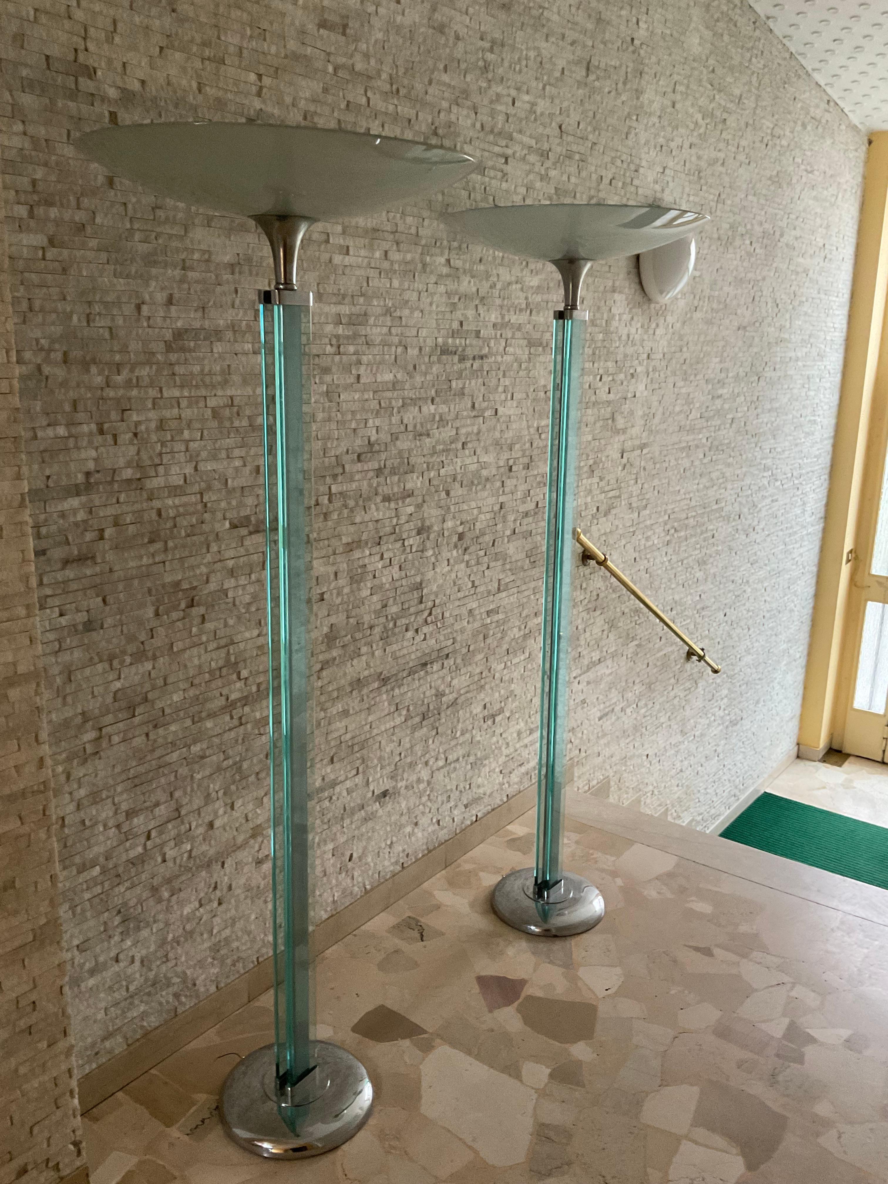 Paar Stehlampen, FONTANARTE, ein Modell, das in den 1950er Jahren von PIETRO CHIESA entworfen wurde, aber von der Firma Fontanarte noch mehrere Jahre lang produziert wurde. Dieses Paar Lampen in perfektem Zustand stammt aus den 1970er Jahren.