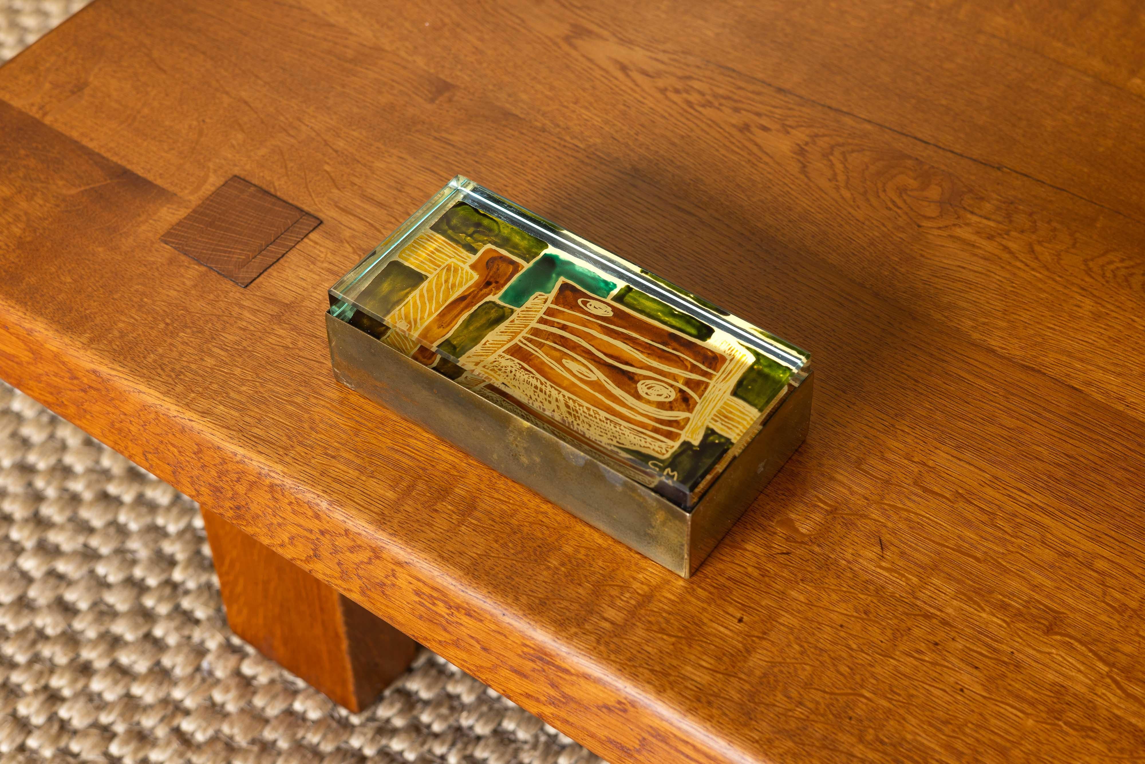 Cette exquise boîte décorative de Fontana Arte, fabriquée en Italie vers 1955, témoigne de l'exceptionnel savoir-faire de la marque et de son design intemporel. Contrairement à la plupart des boîtes de Fontana Arte, généralement fabriquées en bois,