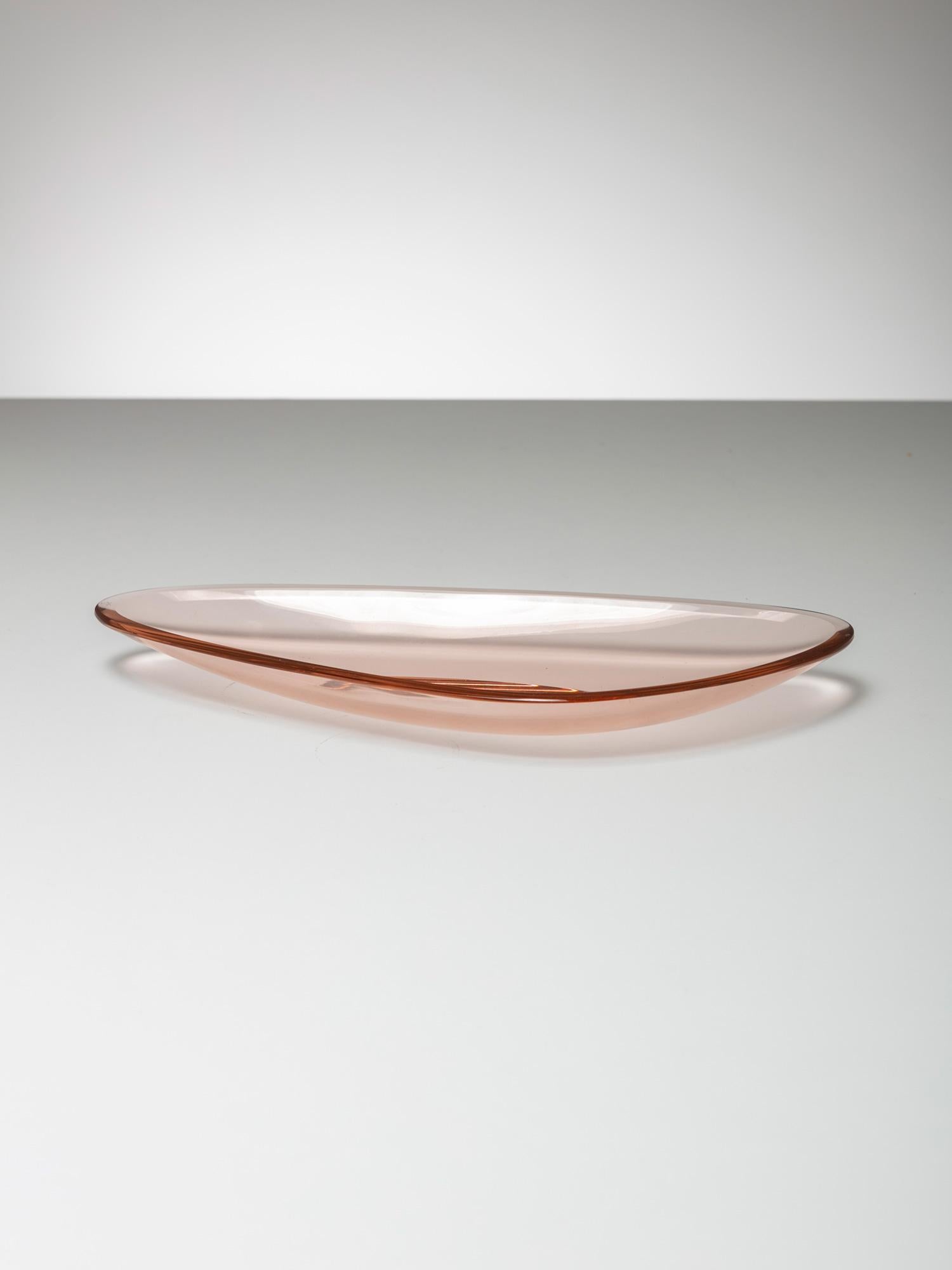 Model 1528 graceful pink tray by Fontana Arte.
Triangular shape with rounded corners.