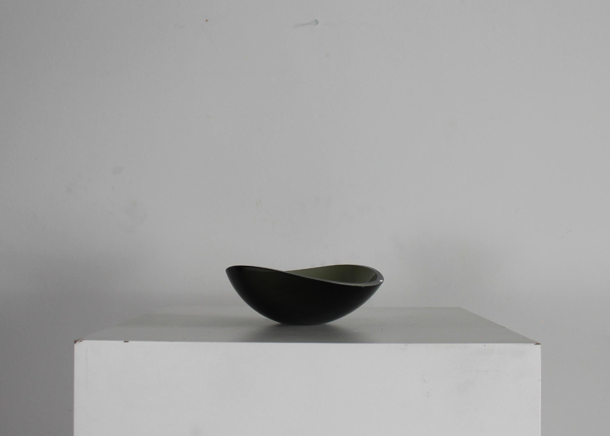 Dekorative, runde Videotasse aus schwarzem Rauchglas, hergestellt von Fontana Arte zwischen den 1960er und 1970er Jahren in Italien.

 Abmessungen: 8 x 22,5 x 21 cm

Fontana Arte wurde 1932 in Mailand gegründet und bereitet sich darauf vor, fast ein