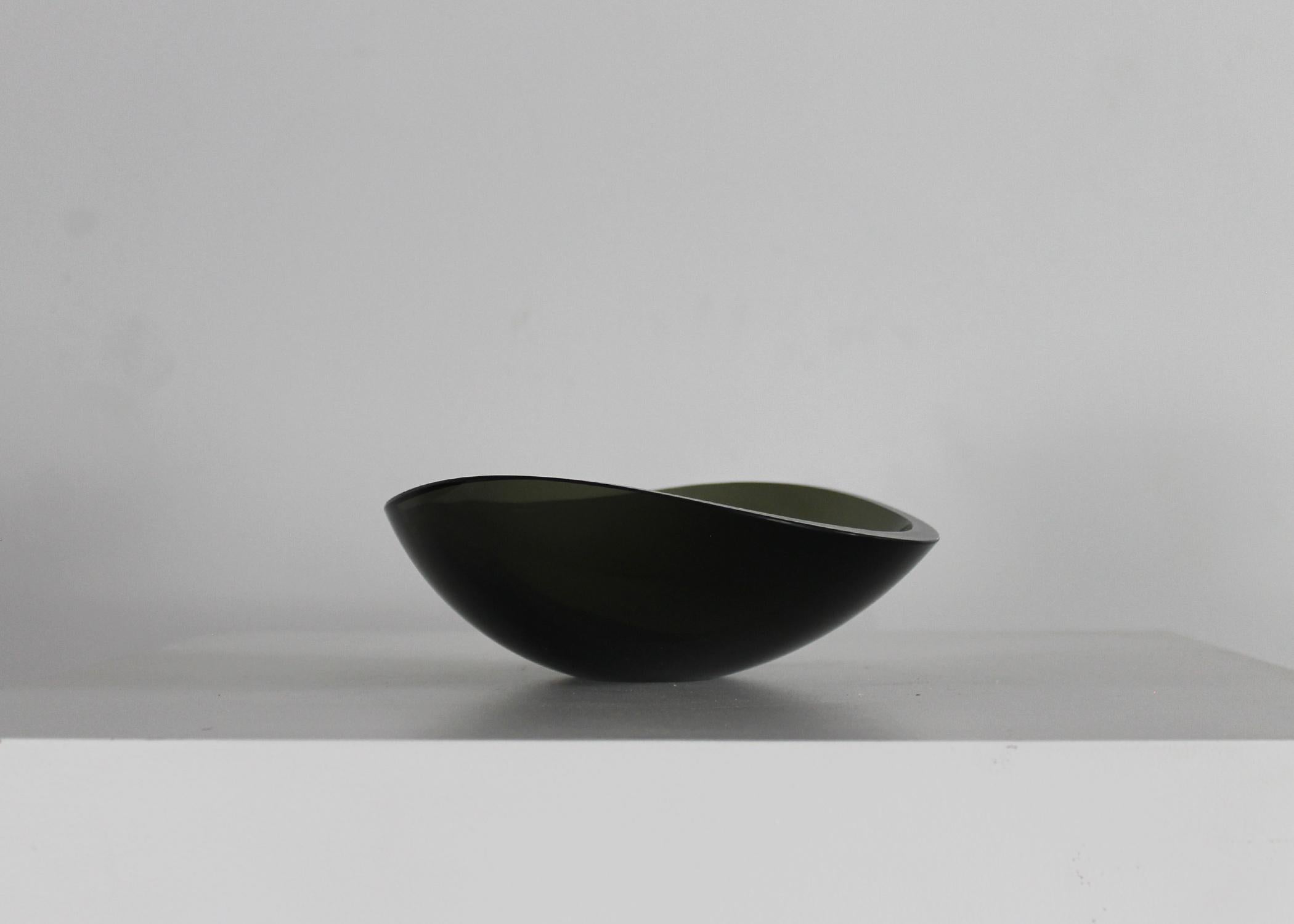 Dekorative Ablageschale aus schwarzem Rauchglas, Fontana Arte zur Verfügung gestellt, 1970er Jahre (Moderne der Mitte des Jahrhunderts) im Angebot