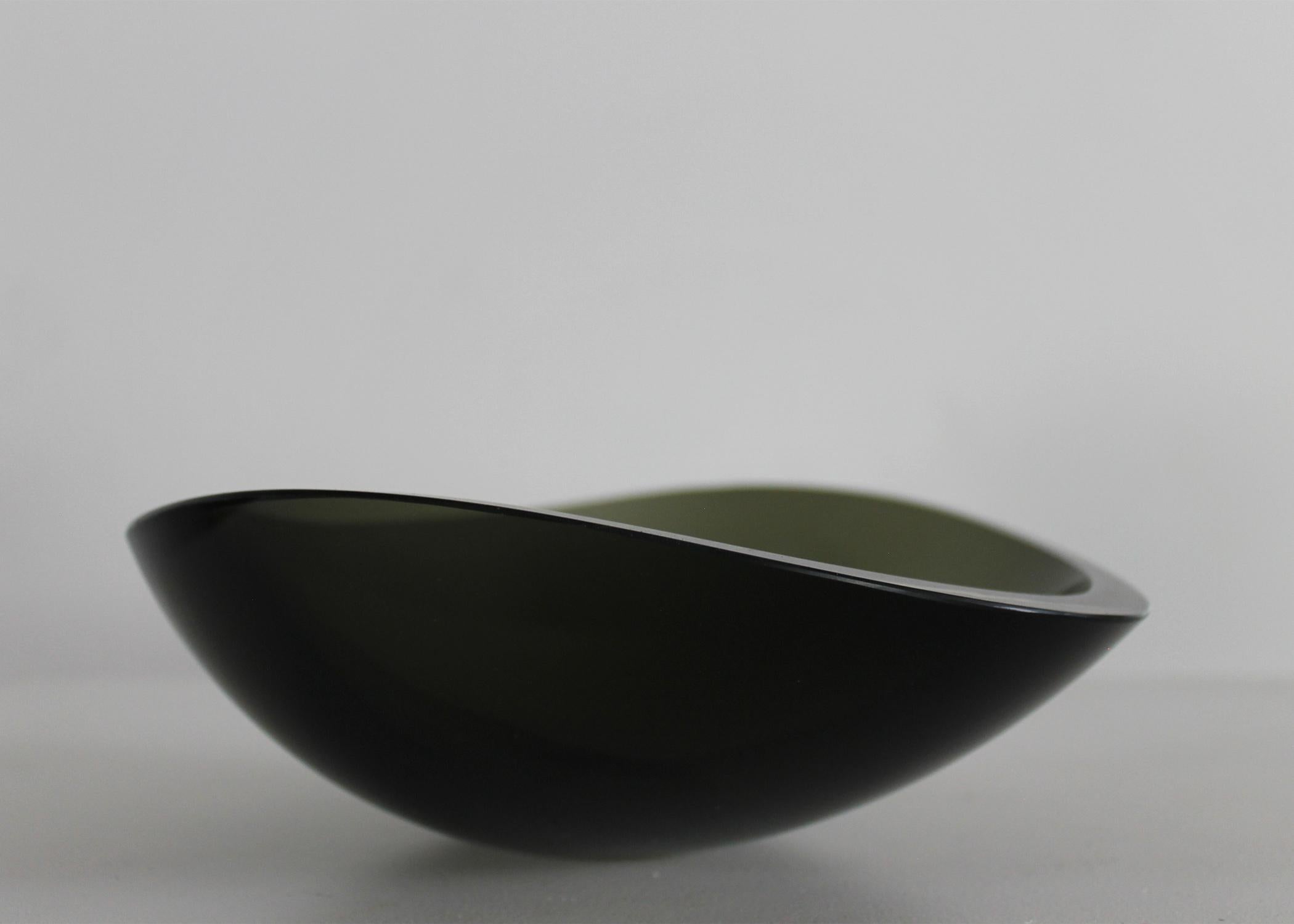 Dekorative Ablageschale aus schwarzem Rauchglas, Fontana Arte zur Verfügung gestellt, 1970er Jahre (Italienisch) im Angebot
