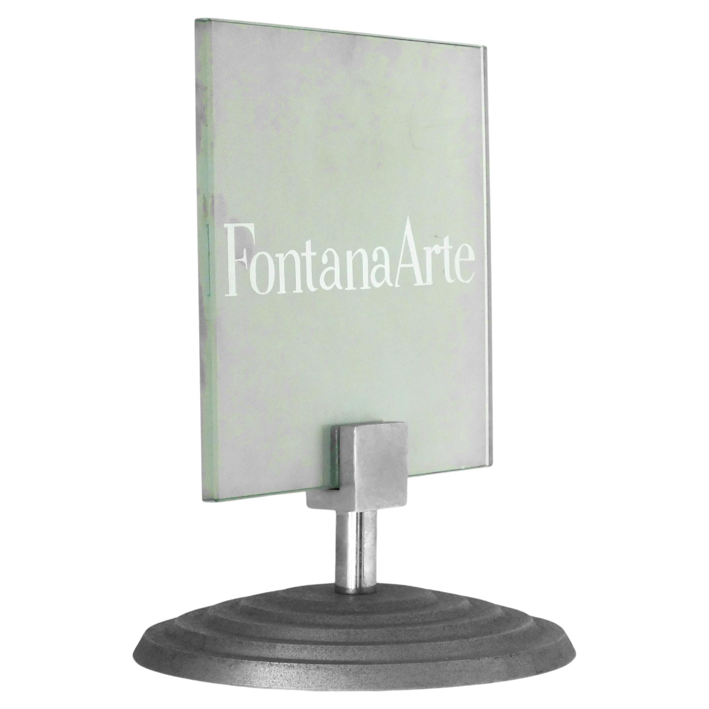 Fontana Arte diseño grabado muy raro  carteles de mesa de cristal para galería años '80 

base de pedestal en elegante gris aluminio, vástago de acero inoxidable y marca de cristal esmerilado en verde delicado claro