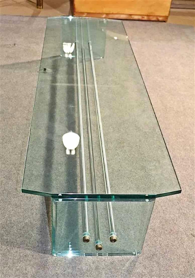 Table en verre de style Mid-Century Modern avec des tiges de connexion tubulaires. 
Veuillez confirmer l'emplacement.