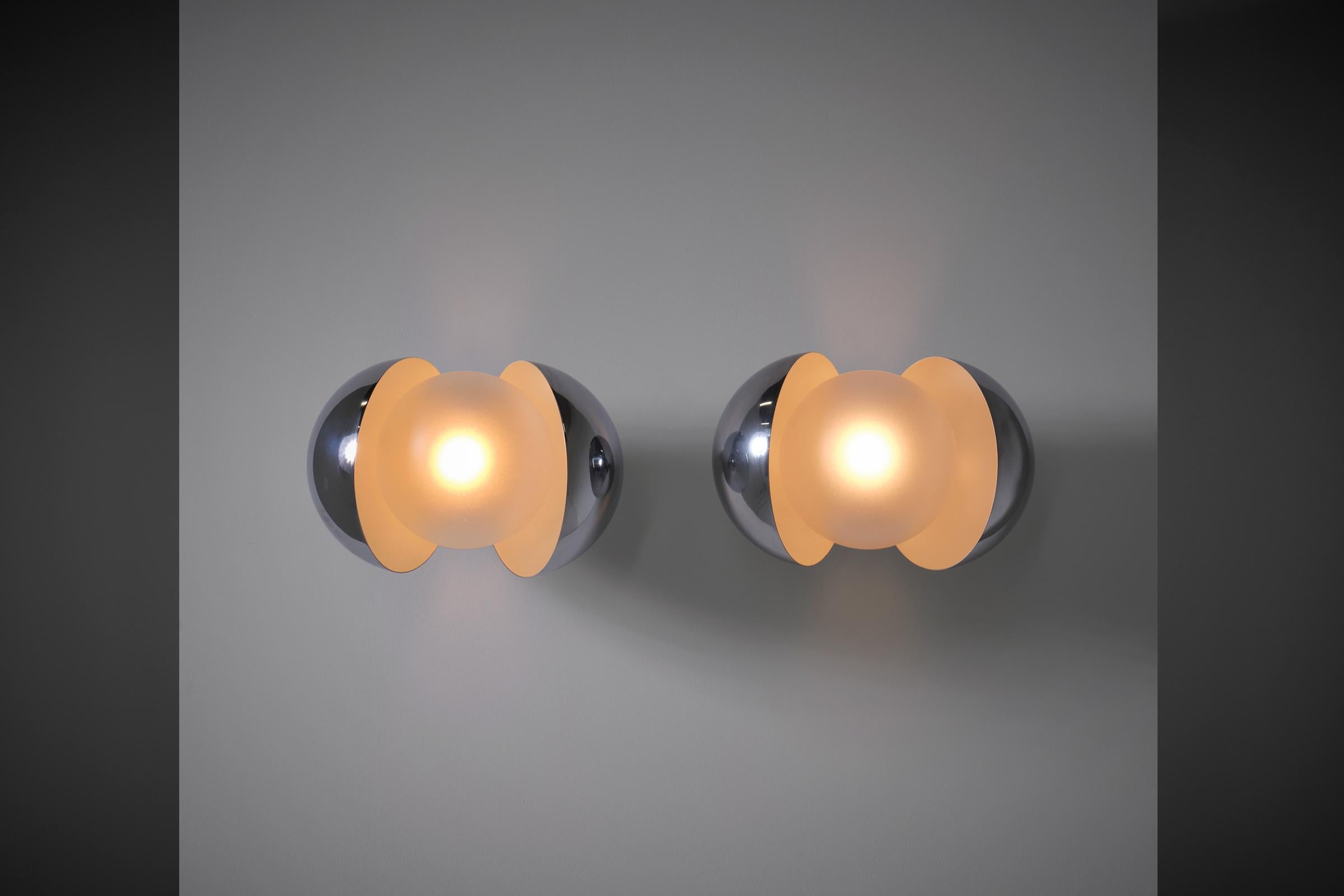 Fontana Arte ‘Diaframma’ Wall Sconces, Italy 1960s, Set of Two In Good Condition In Rotterdam, NL