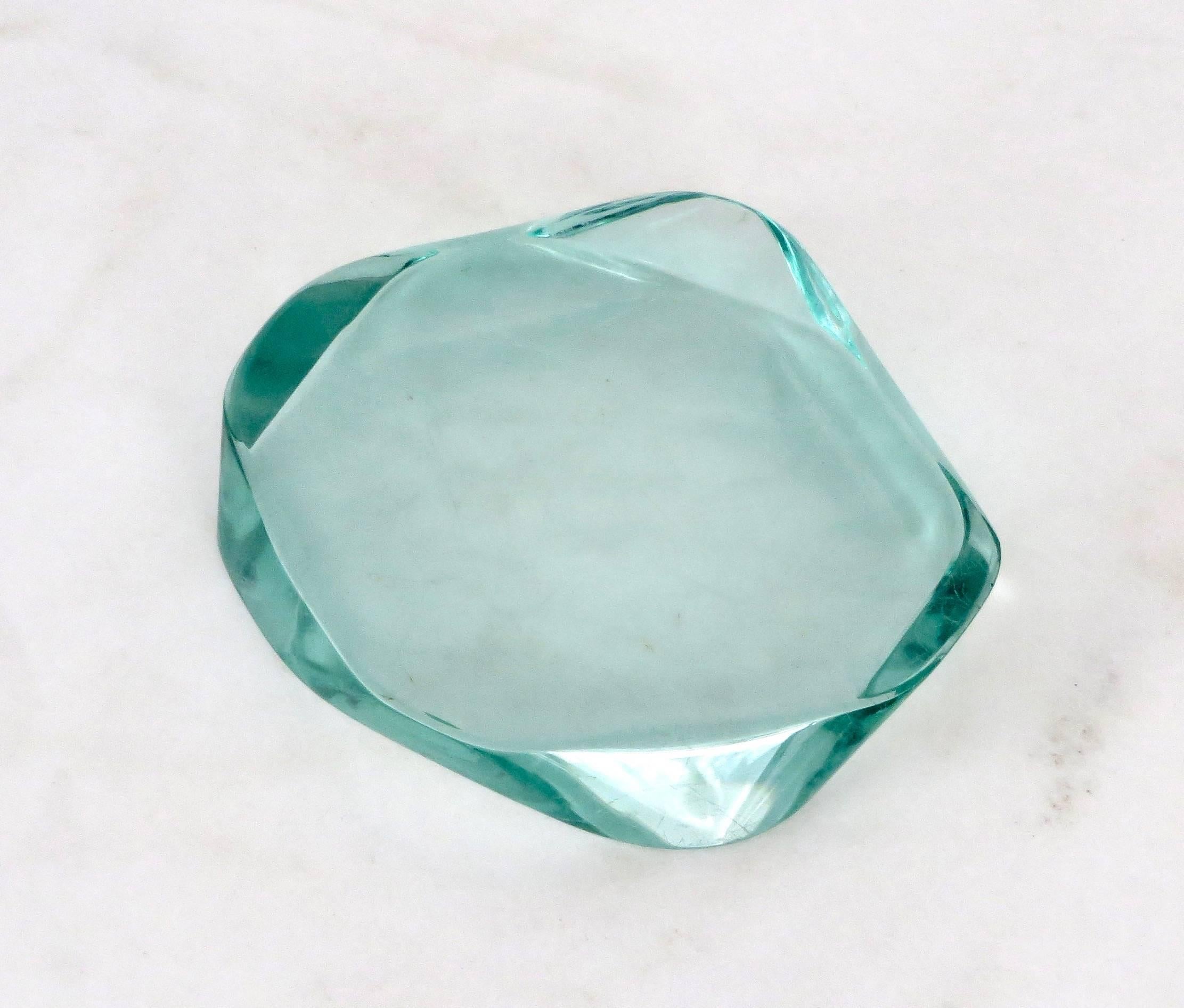 Round sculpted edge and glass dish designed by Max Ingrand for Fontana Arte, circa 1960.
Rare collectable crystal bowl, dish, candy dish or vide poche with wavy edges by Italian master designer Max Ingrand for Fontana Arte. Engraved with FA on the