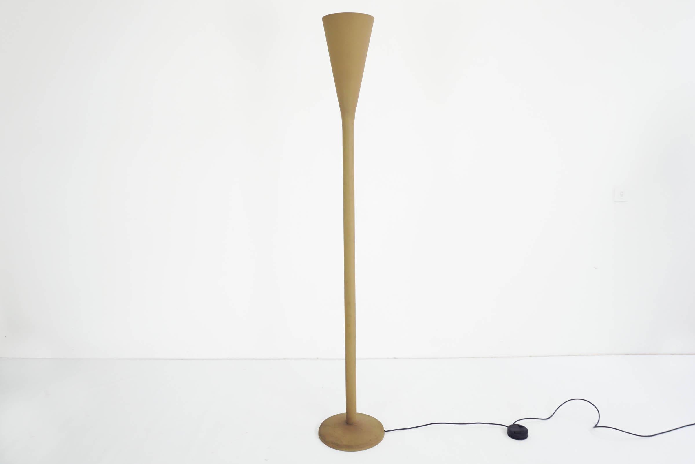 Designed by Pietro Chiesa during the 1933
Tis is a lamp with such a modern personality that its date of birth is hard to believe.
A long, narrow stem opens in an upward swoop to catch an upturned cone that hides the light source.
Luminator was