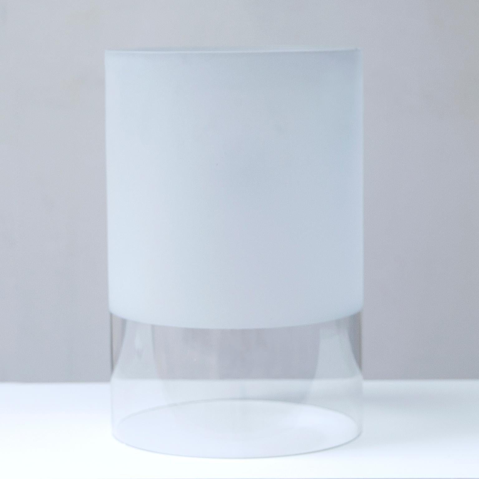 Seltene Tischleuchte Fatua, entworfen von Guido Rosati für Fontana Arte im Jahr 1972. Gewölbtes, teilweise satiniertes Glas. Diese Lampe war nie in Gebrauch und wird mit der Originalverpackung geliefert.