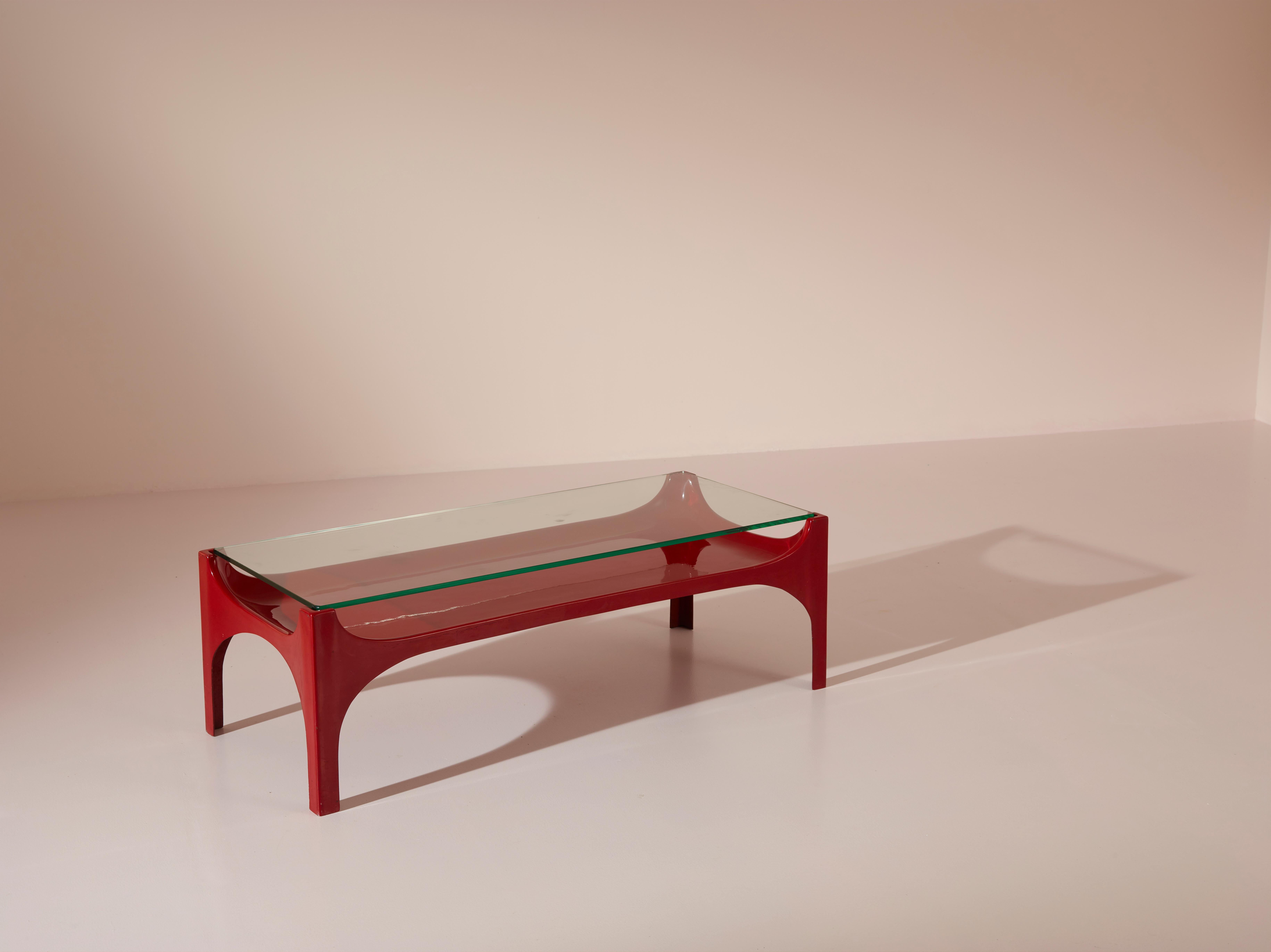 A rare coffee table model 2542 by Fontana Arte combines contrasting yet complementary materials: fiberglass and crystal. This unusual combination, characterized by their plastic versatility, allows for the creation of organic shapes and harmonious