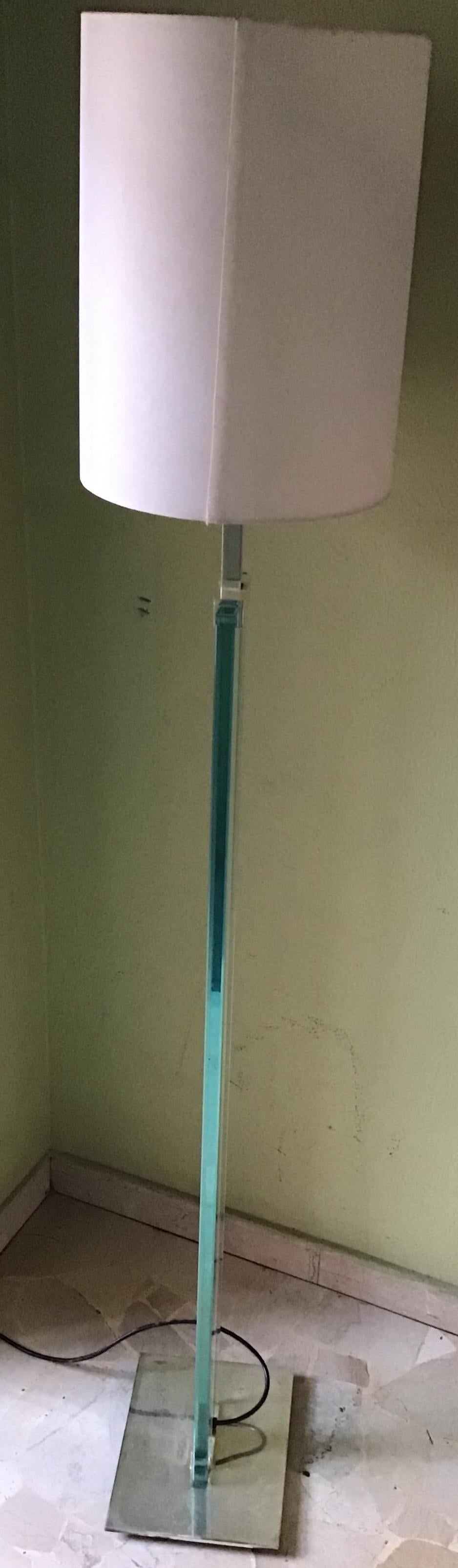 Lampadaire Fontana Arte 1960 Laiton chromé Verre Abat-jour en tissu Italie Bon état à Milano, IT