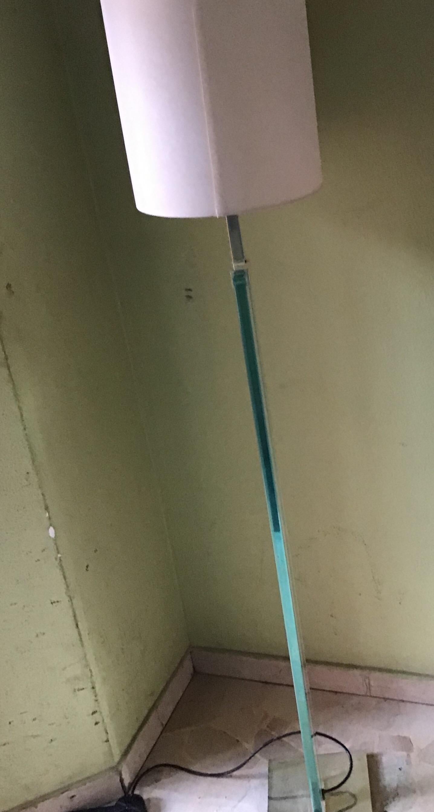 Milieu du XXe siècle Lampadaire Fontana Arte 1960 Laiton chromé Verre Abat-jour en tissu Italie